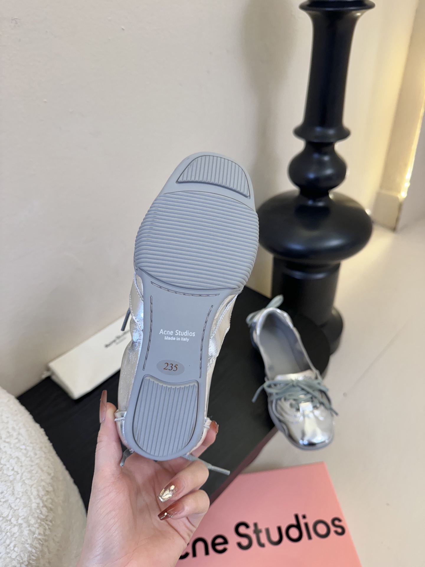 Acne Studio*25s 芭蕾风蝴蝶结绑带浅口单鞋重塑经典芭蕾舞鞋轮廓，将芭蕾的浪漫优雅与街头休闲