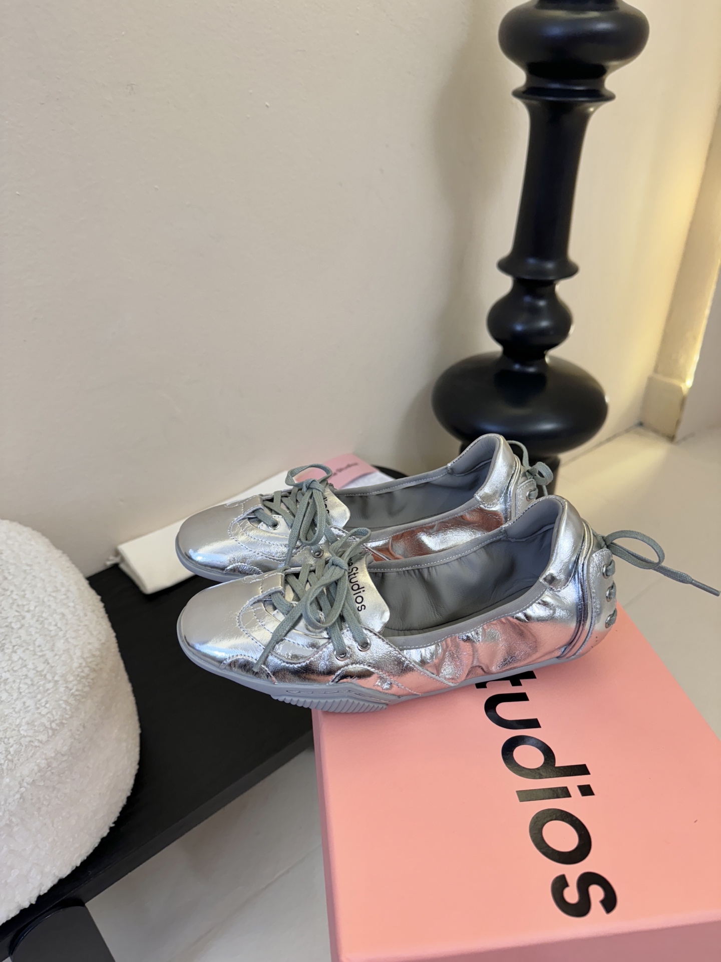 Acne Studio*25s 芭蕾风蝴蝶结绑带浅口单鞋重塑经典芭蕾舞鞋轮廓，将芭蕾的浪漫优雅与街头休闲