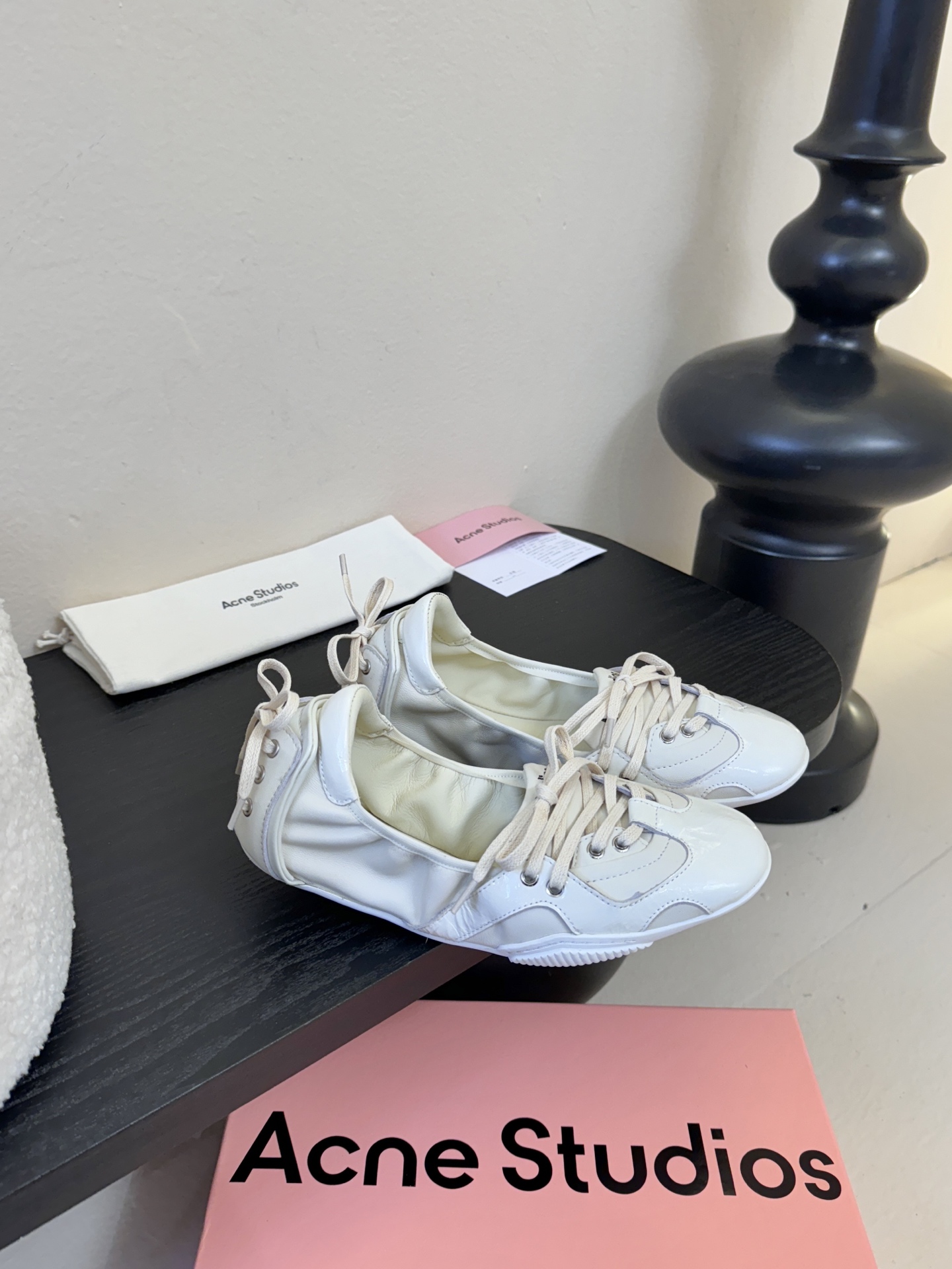 Acne Studio*25s 芭蕾风蝴蝶结绑带浅口单鞋重塑经典芭蕾舞鞋轮廓，将芭蕾的浪漫优雅与街头休闲