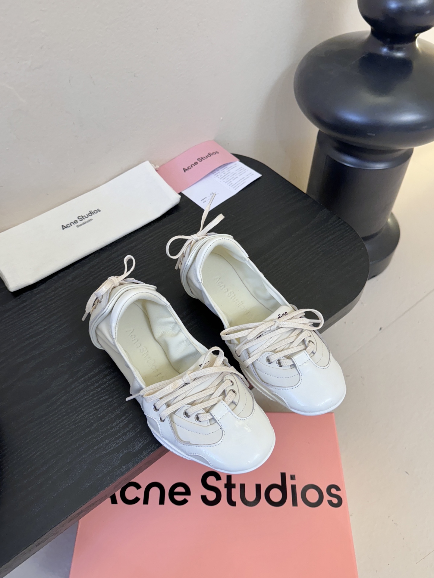 Acne Studio*25s 芭蕾风蝴蝶结绑带浅口单鞋重塑经典芭蕾舞鞋轮廓，将芭蕾的浪漫优雅与街头休闲