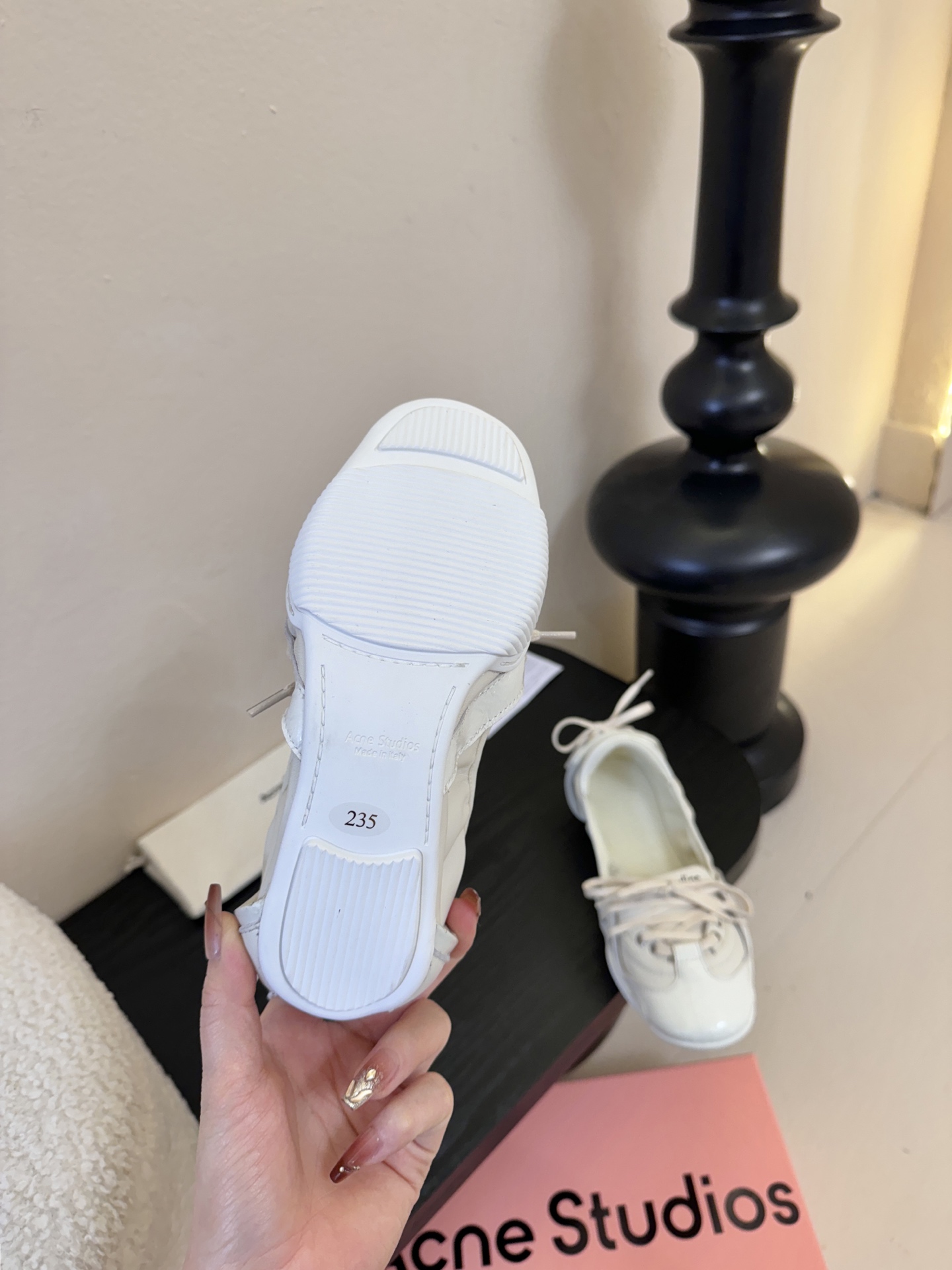 Acne Studio*25s 芭蕾风蝴蝶结绑带浅口单鞋重塑经典芭蕾舞鞋轮廓，将芭蕾的浪漫优雅与街头休闲