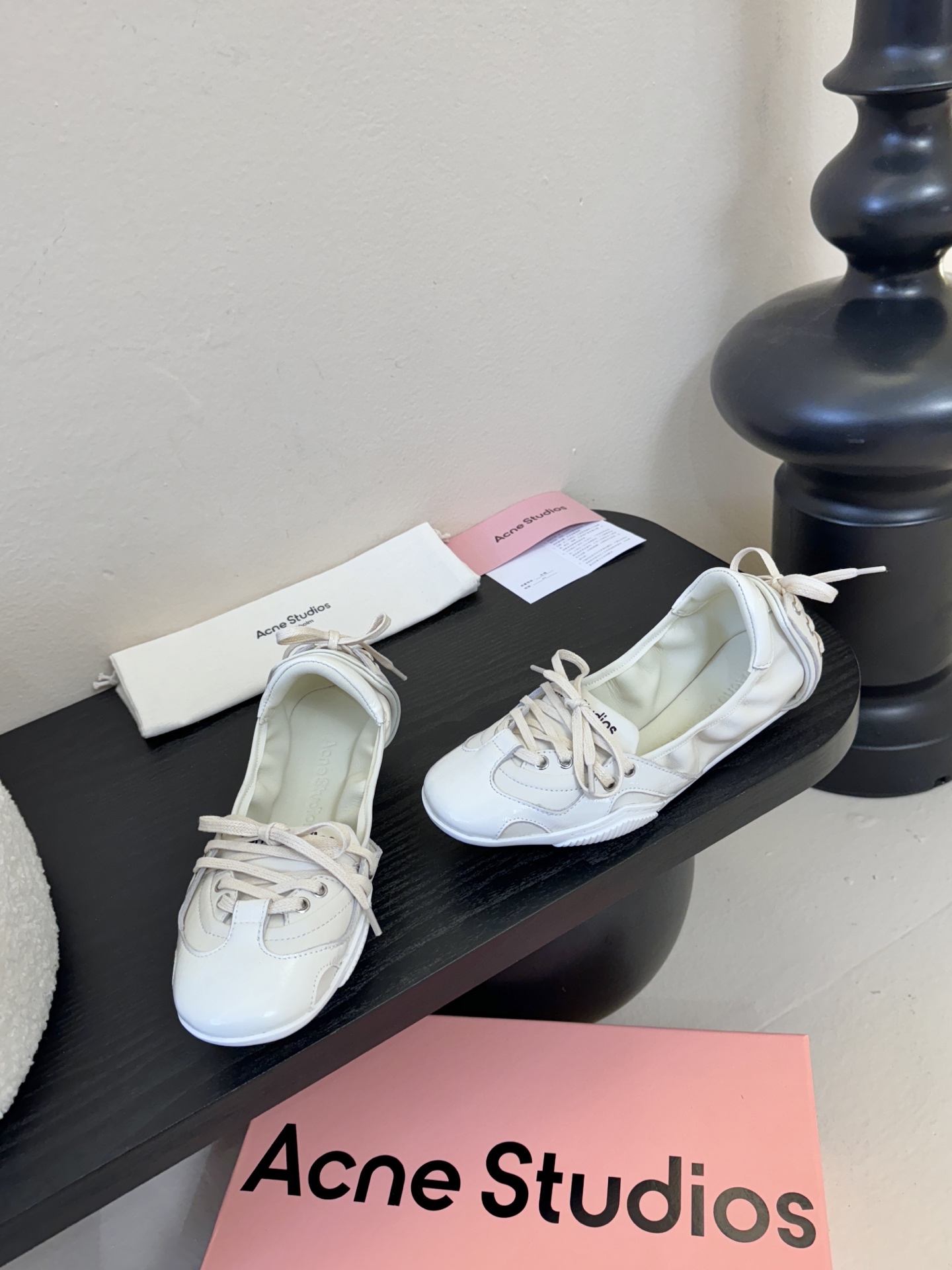 Acne Studio*25s 芭蕾风蝴蝶结绑带浅口单鞋重塑经典芭蕾舞鞋轮廓，将芭蕾的浪漫优雅与街头休闲