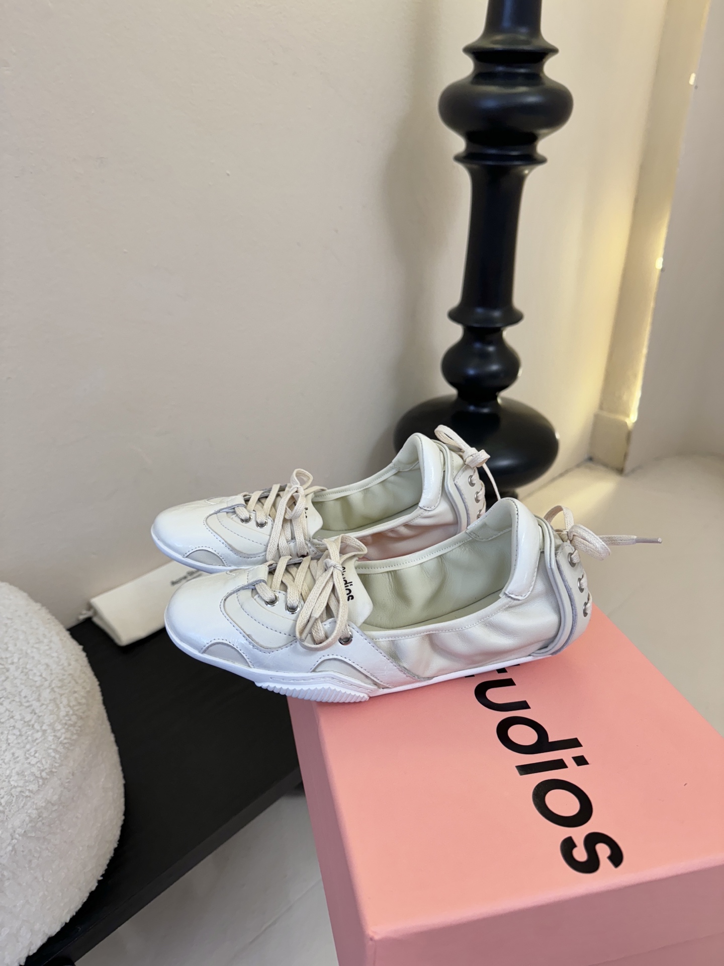 Acne Studio*25s 芭蕾风蝴蝶结绑带浅口单鞋重塑经典芭蕾舞鞋轮廓，将芭蕾的浪漫优雅与街头休闲