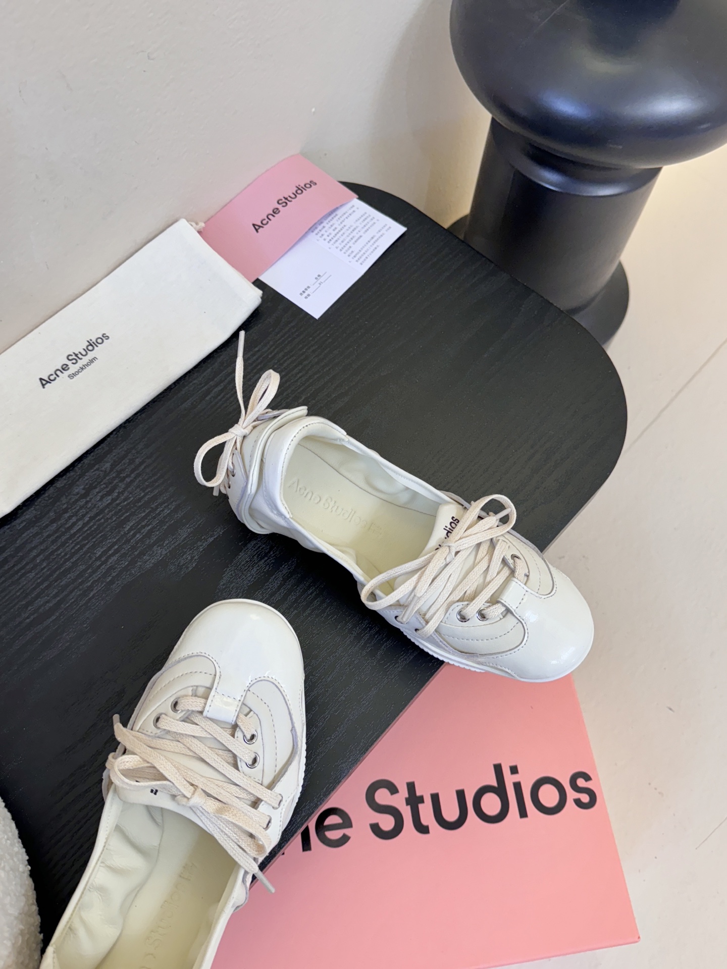 Acne Studio*25s 芭蕾风蝴蝶结绑带浅口单鞋重塑经典芭蕾舞鞋轮廓，将芭蕾的浪漫优雅与街头休闲