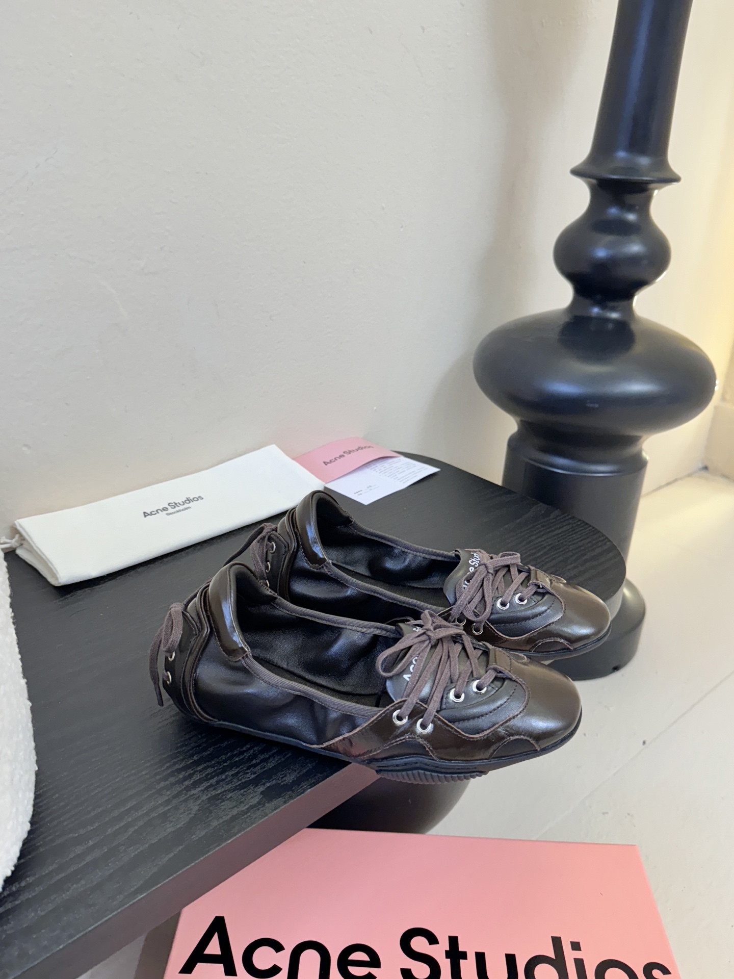 Acne Studio*25s 芭蕾风蝴蝶结绑带浅口单鞋重塑经典芭蕾舞鞋轮廓，将芭蕾的浪漫优雅与街头休闲