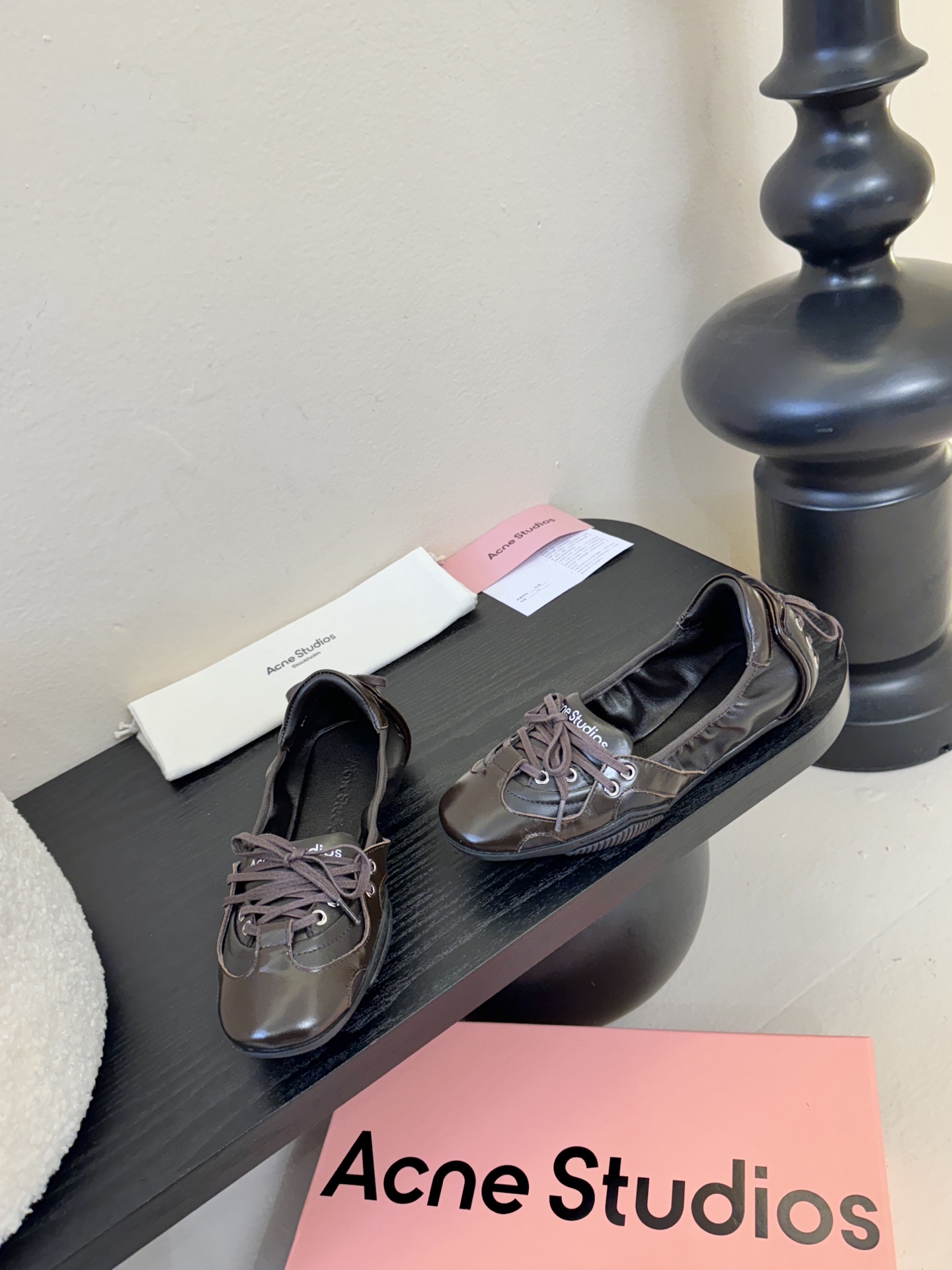 Acne Studio*25s 芭蕾风蝴蝶结绑带浅口单鞋重塑经典芭蕾舞鞋轮廓，将芭蕾的浪漫优雅与街头休闲