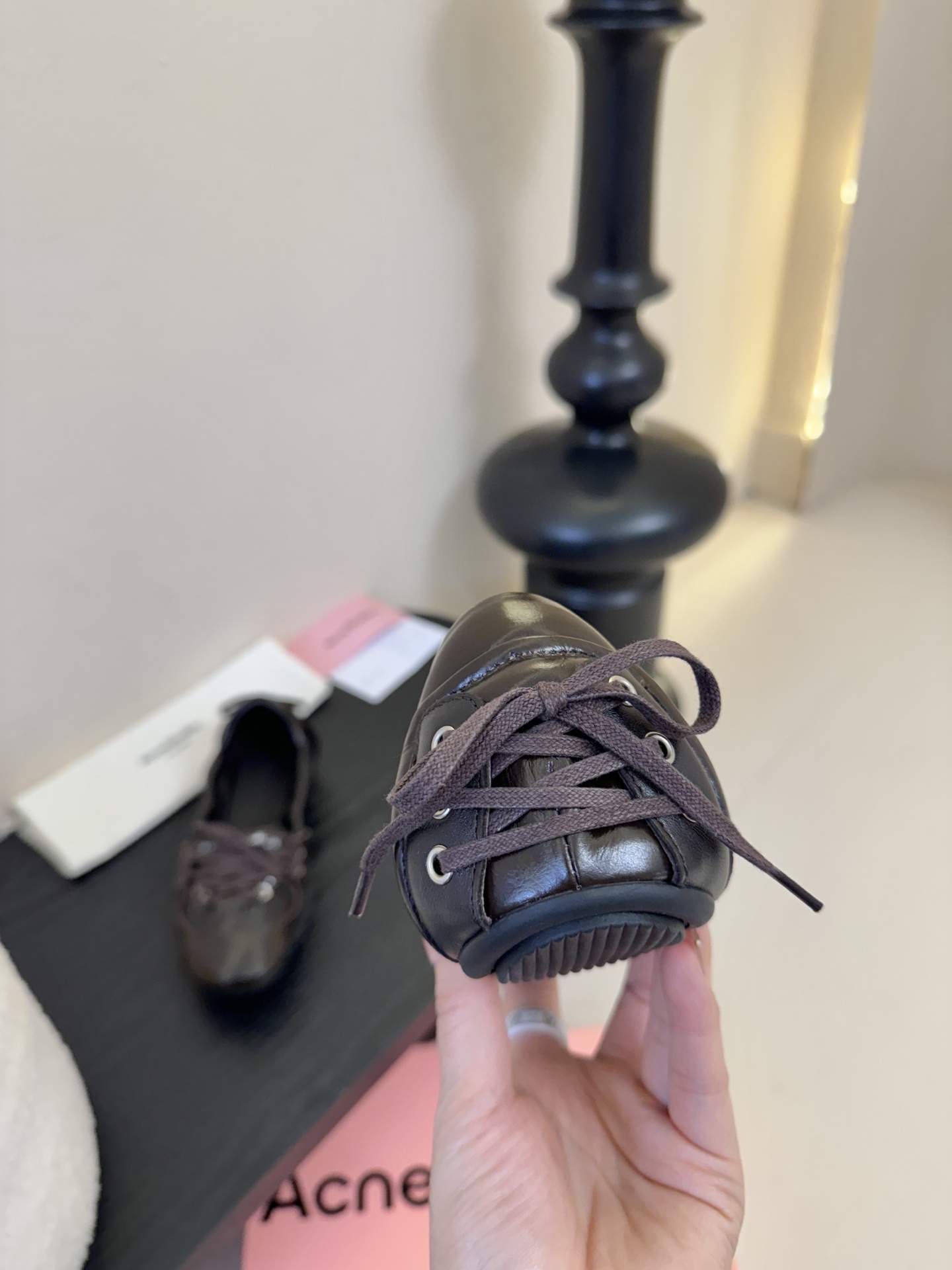 Acne Studio*25s 芭蕾风蝴蝶结绑带浅口单鞋重塑经典芭蕾舞鞋轮廓，将芭蕾的浪漫优雅与街头休闲