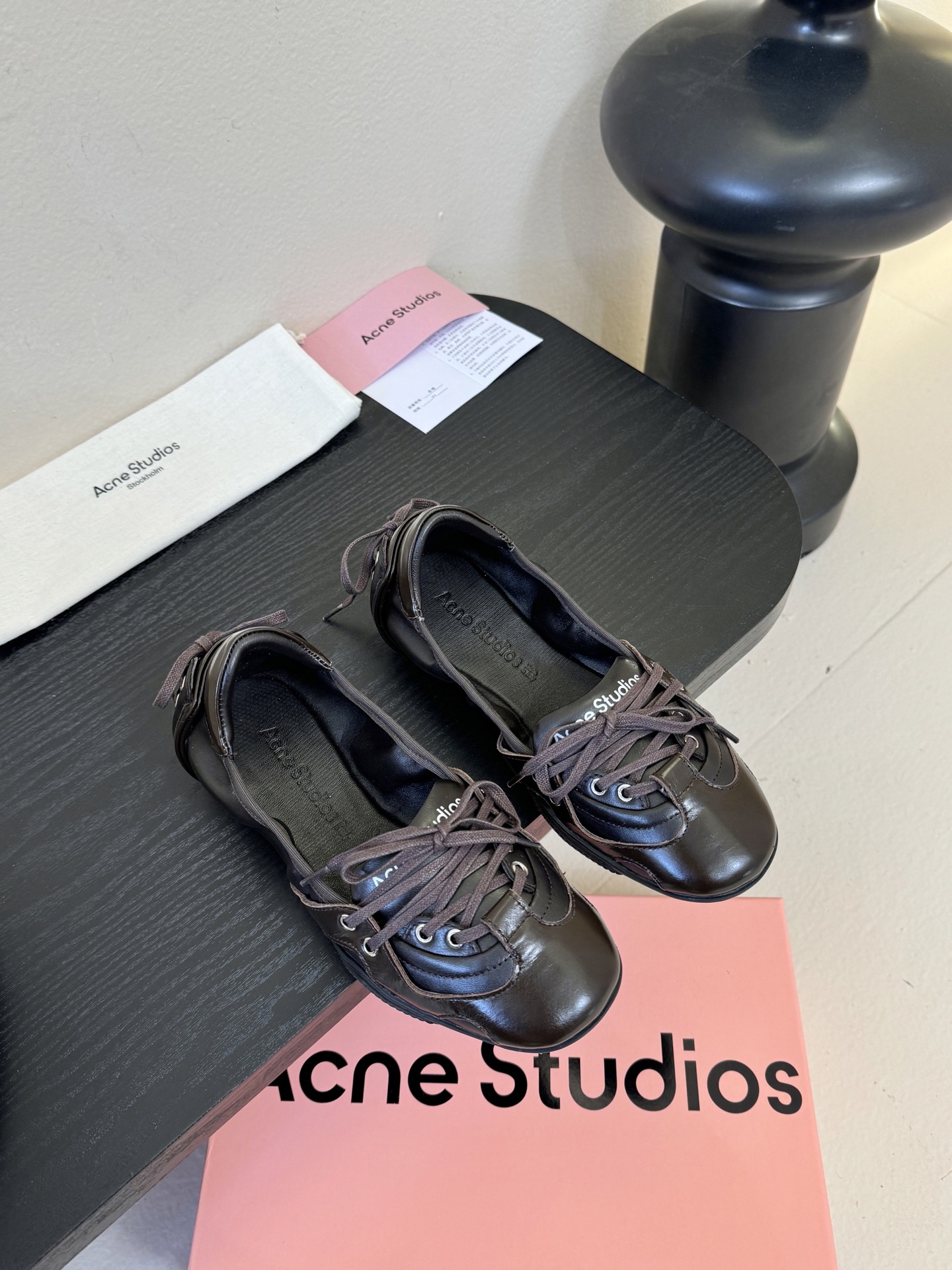 Acne Studio*25s 芭蕾风蝴蝶结绑带浅口单鞋重塑经典芭蕾舞鞋轮廓，将芭蕾的浪漫优雅与街头休闲