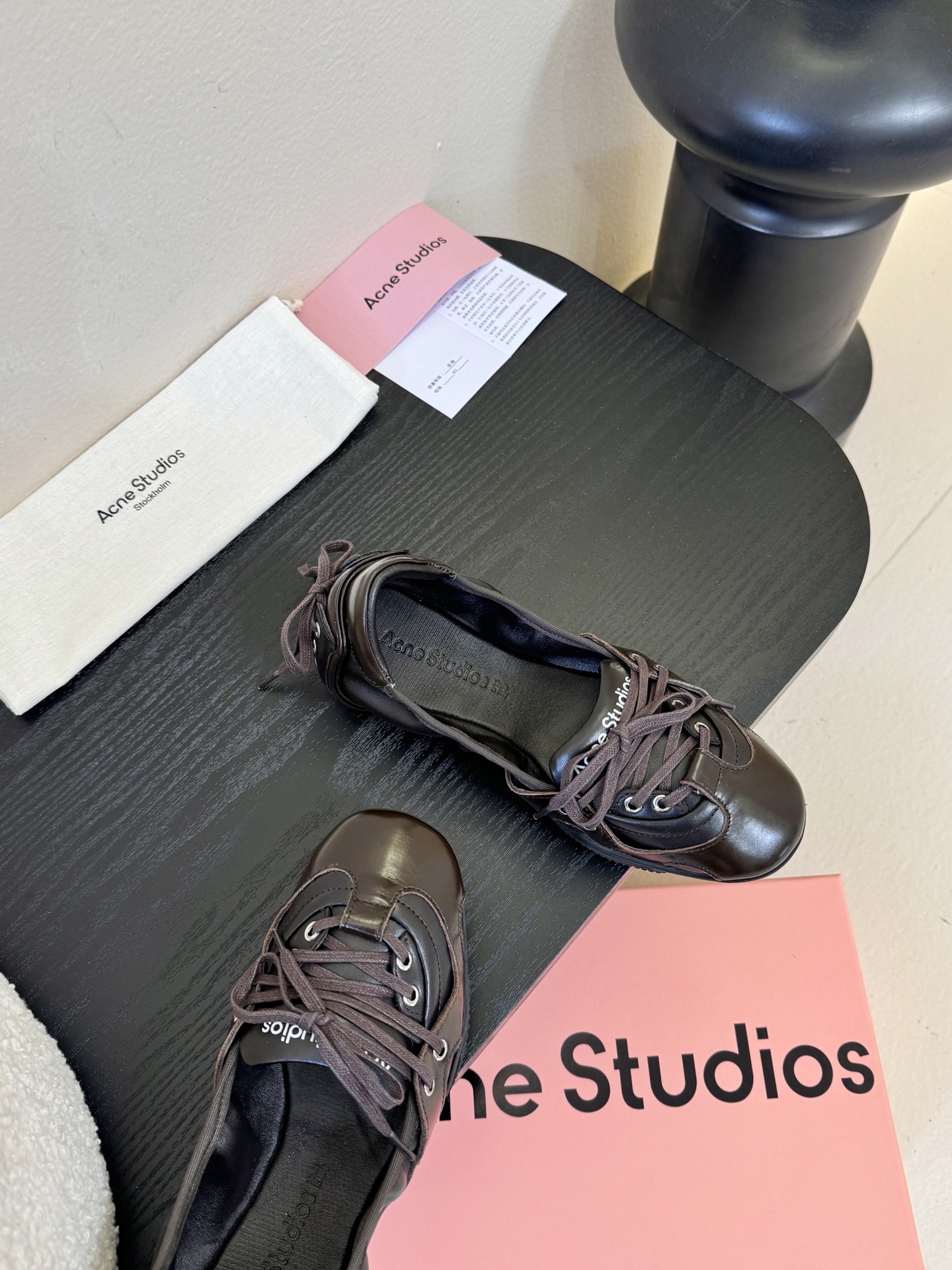 Acne Studio*25s 芭蕾风蝴蝶结绑带浅口单鞋重塑经典芭蕾舞鞋轮廓，将芭蕾的浪漫优雅与街头休闲