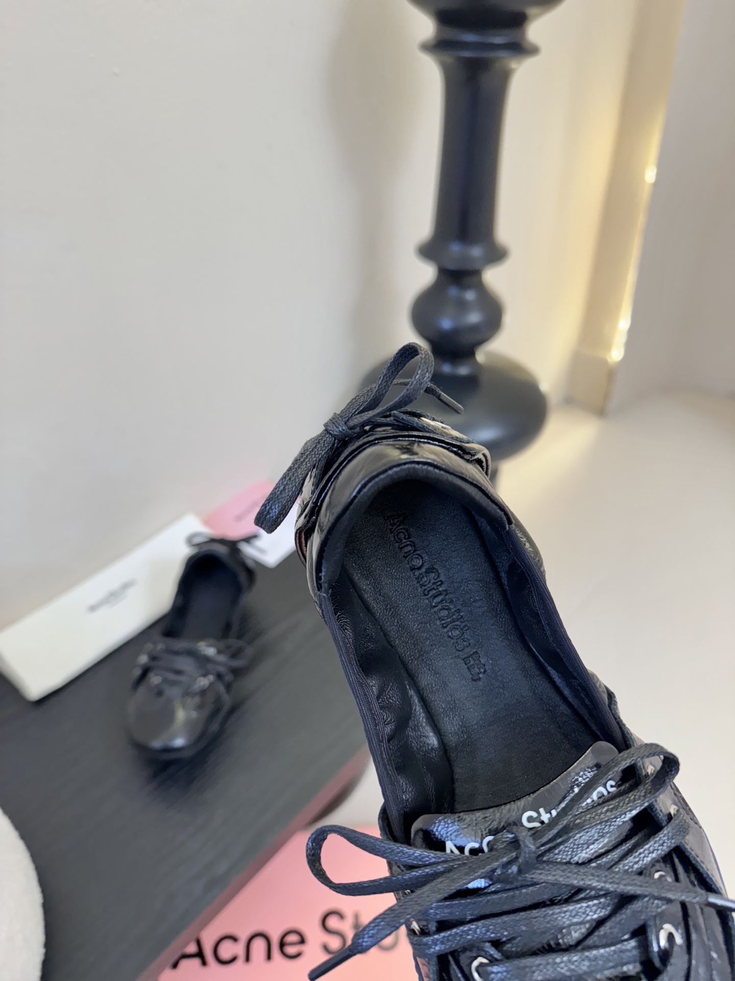 Acne Studio*25s 芭蕾风蝴蝶结绑带浅口单鞋重塑经典芭蕾舞鞋轮廓，将芭蕾的浪漫优雅与街头休闲