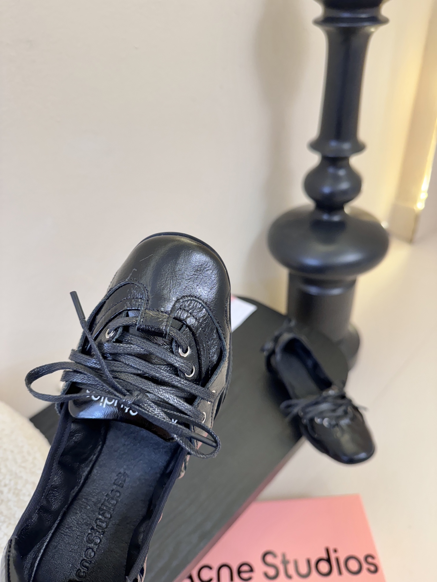 Acne Studio*25s 芭蕾风蝴蝶结绑带浅口单鞋重塑经典芭蕾舞鞋轮廓，将芭蕾的浪漫优雅与街头休闲