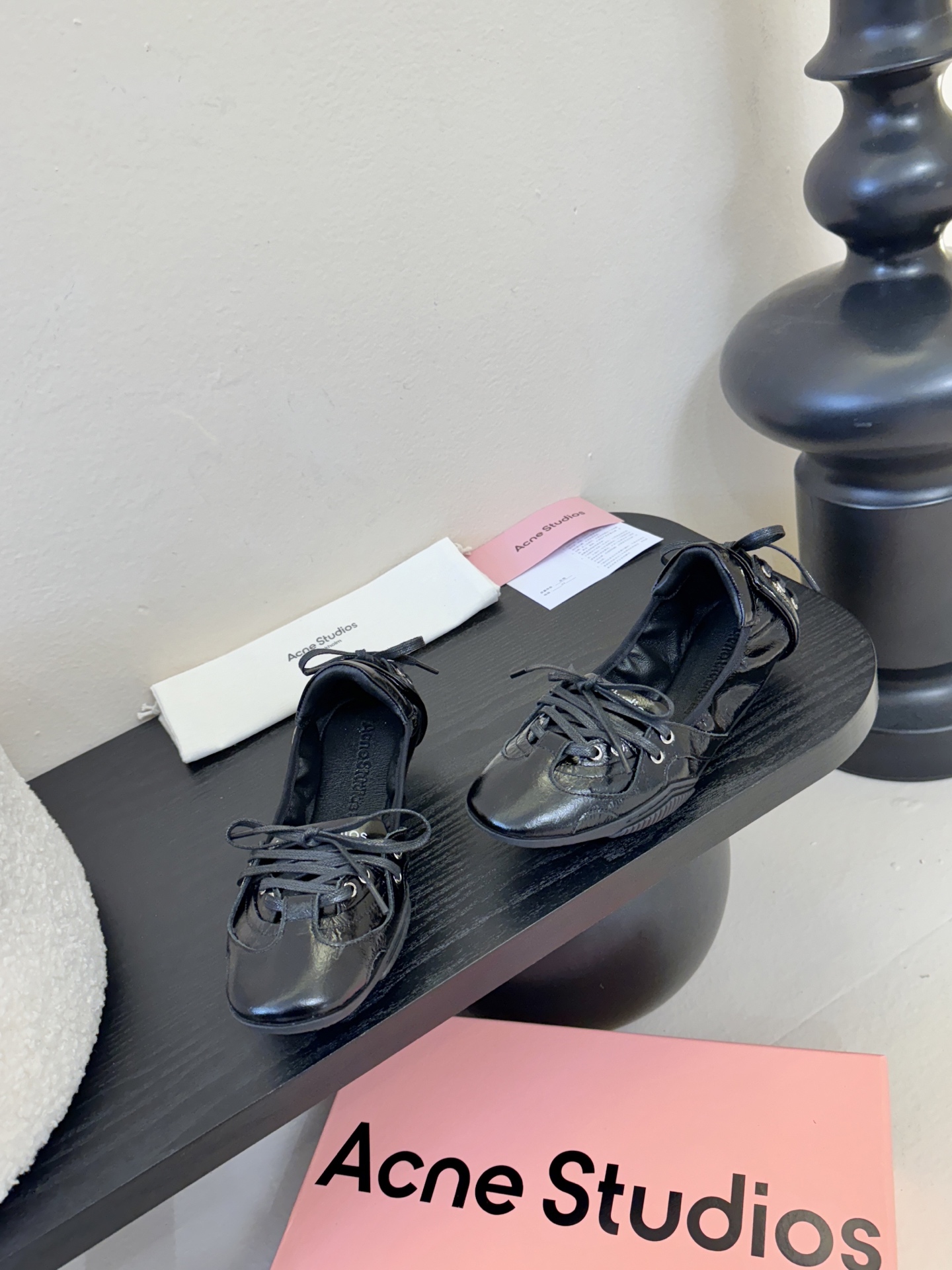 Acne Studio*25s 芭蕾风蝴蝶结绑带浅口单鞋重塑经典芭蕾舞鞋轮廓，将芭蕾的浪漫优雅与街头休闲