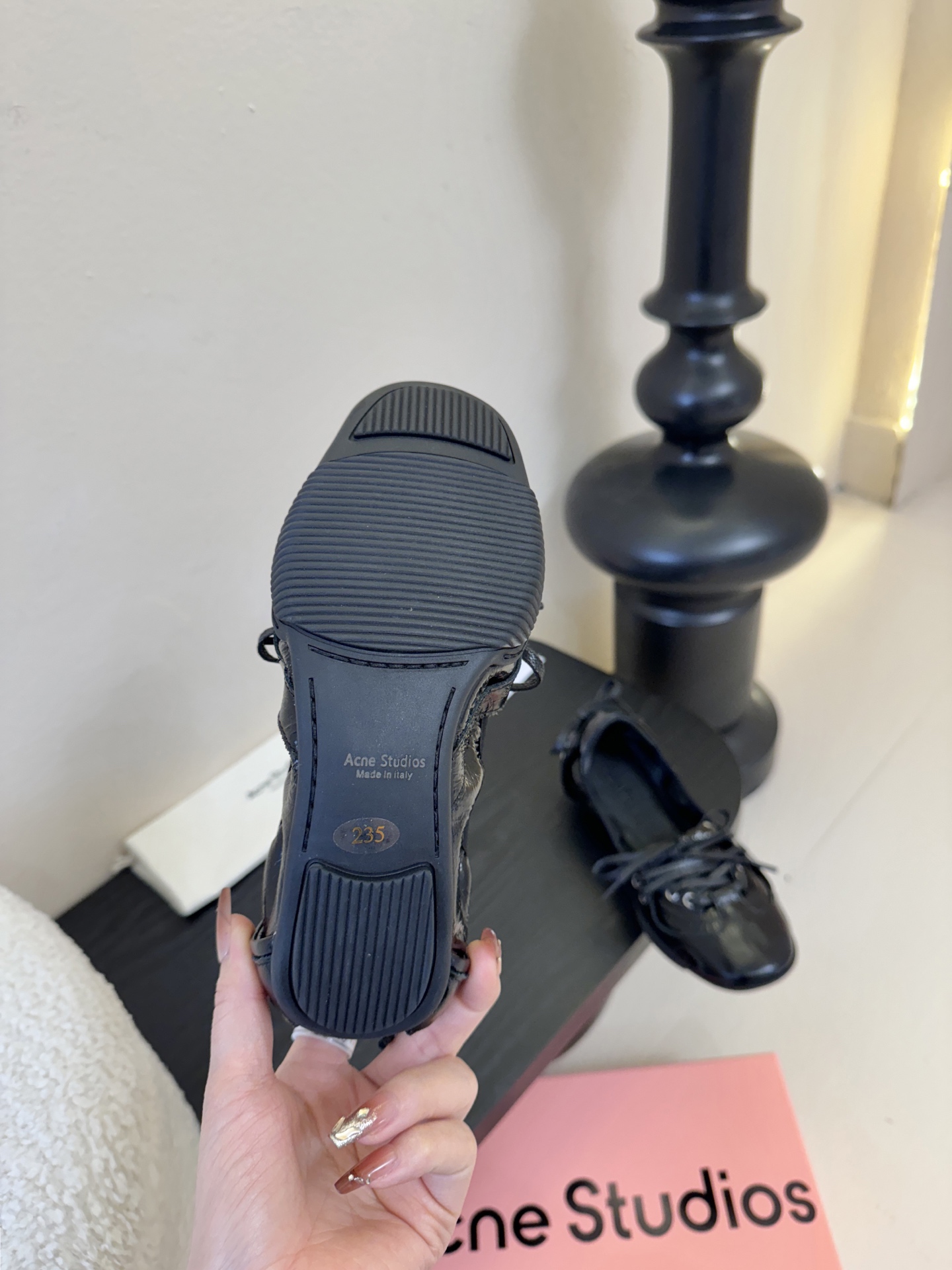 Acne Studio*25s 芭蕾风蝴蝶结绑带浅口单鞋重塑经典芭蕾舞鞋轮廓，将芭蕾的浪漫优雅与街头休闲