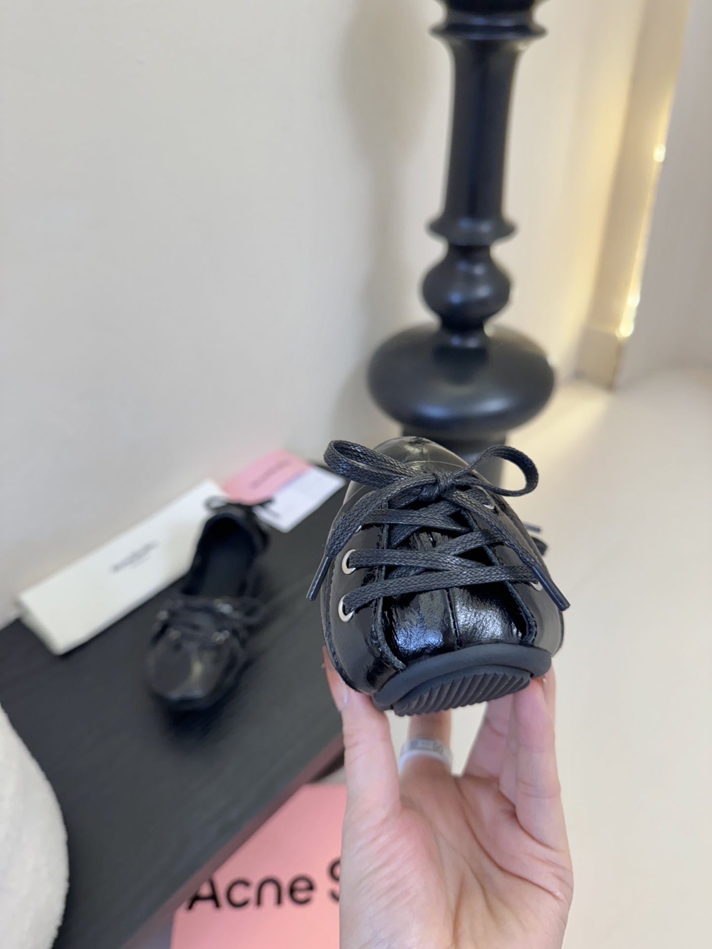 Acne Studio*25s 芭蕾风蝴蝶结绑带浅口单鞋重塑经典芭蕾舞鞋轮廓，将芭蕾的浪漫优雅与街头休闲