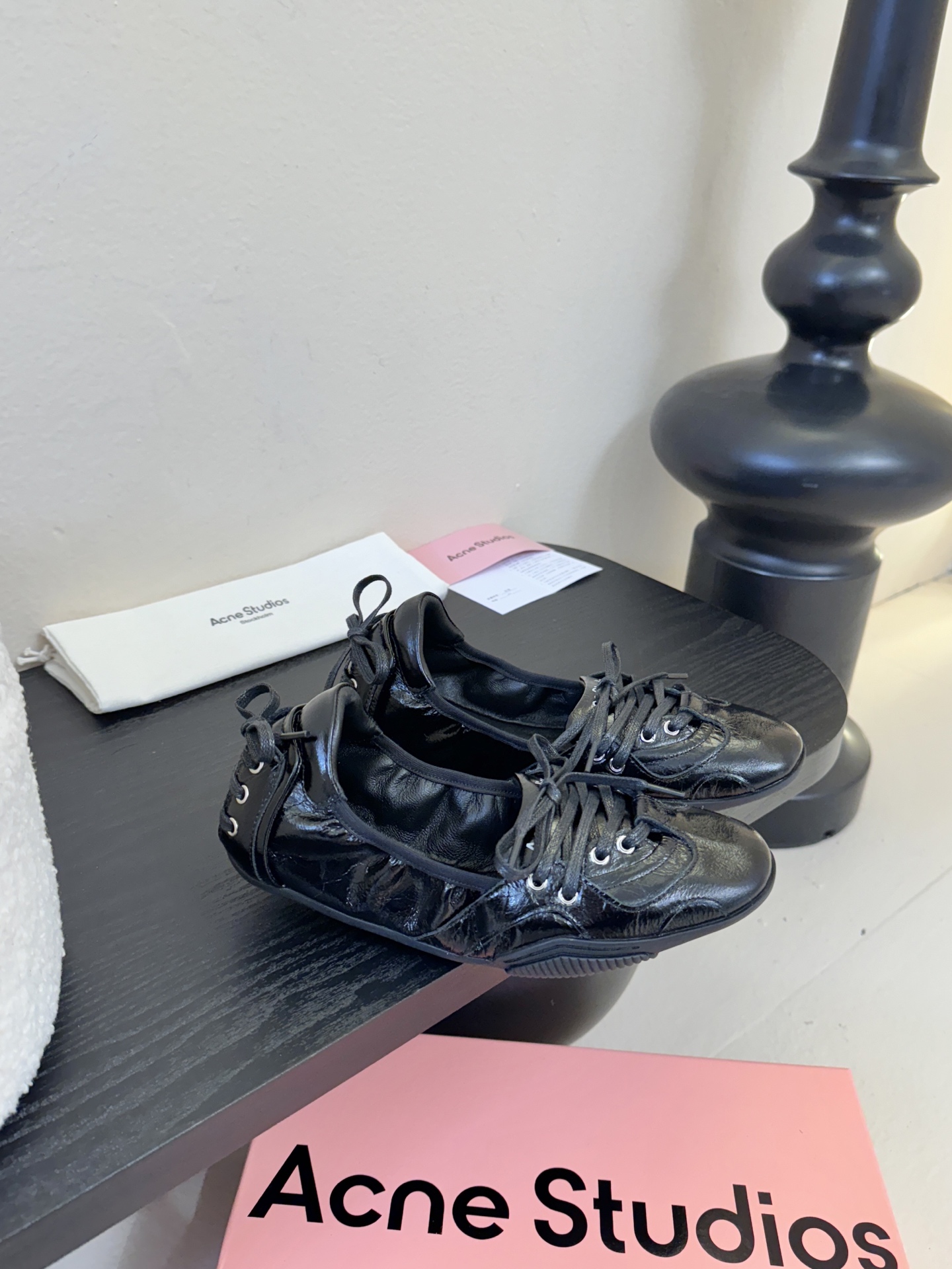 Acne Studio*25s 芭蕾风蝴蝶结绑带浅口单鞋重塑经典芭蕾舞鞋轮廓，将芭蕾的浪漫优雅与街头休闲