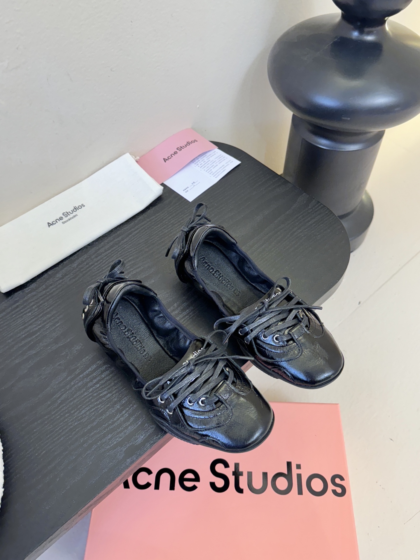 Acne Studio*25s 芭蕾风蝴蝶结绑带浅口单鞋重塑经典芭蕾舞鞋轮廓，将芭蕾的浪漫优雅与街头休闲