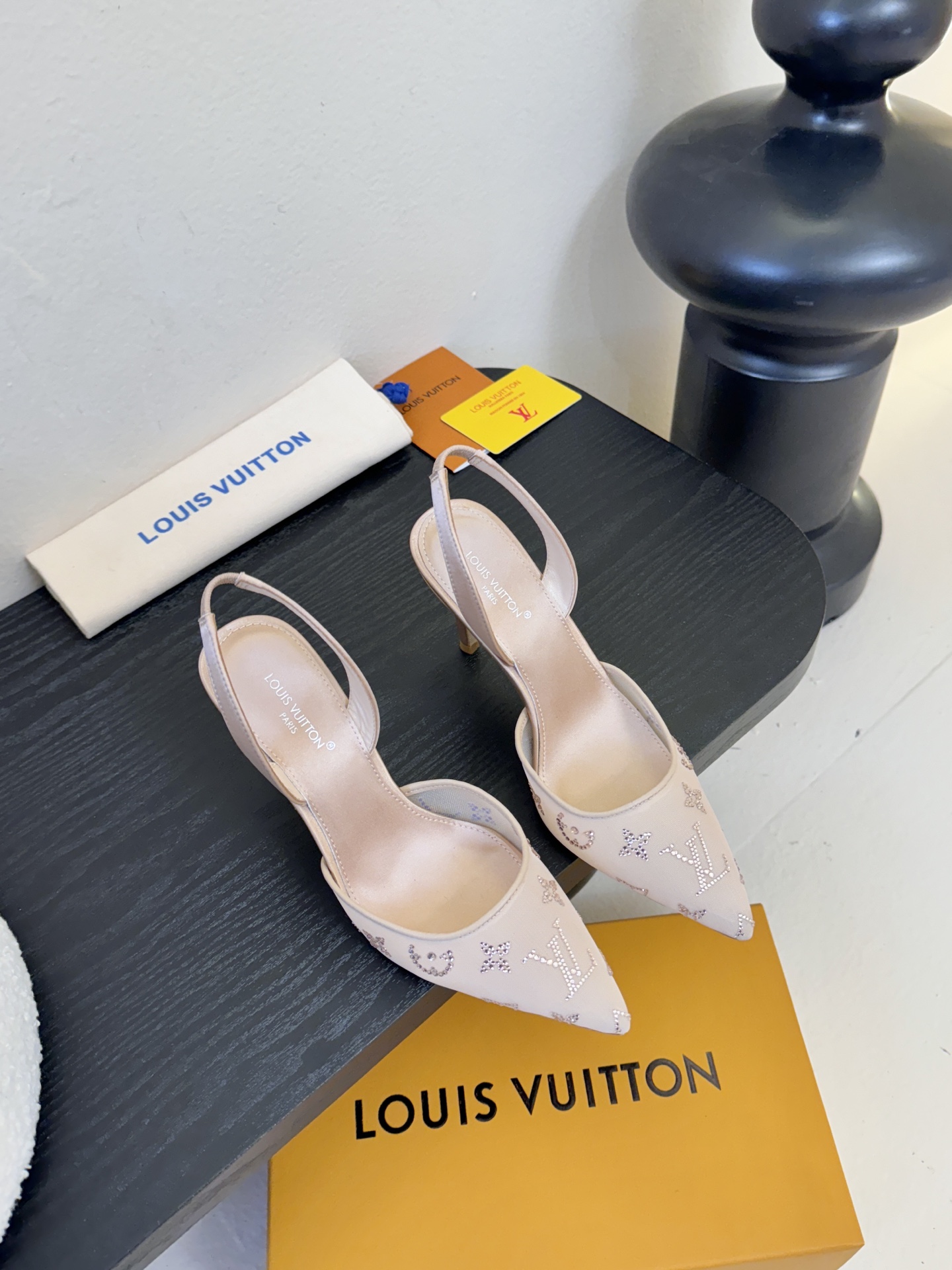 凉鞋 9.5cmLV驴牌26年新款 珍珠钻扣尖头高跟鞋缎面光泽➕满钻logo,被LV的绝美配色狠狠拿捏！
