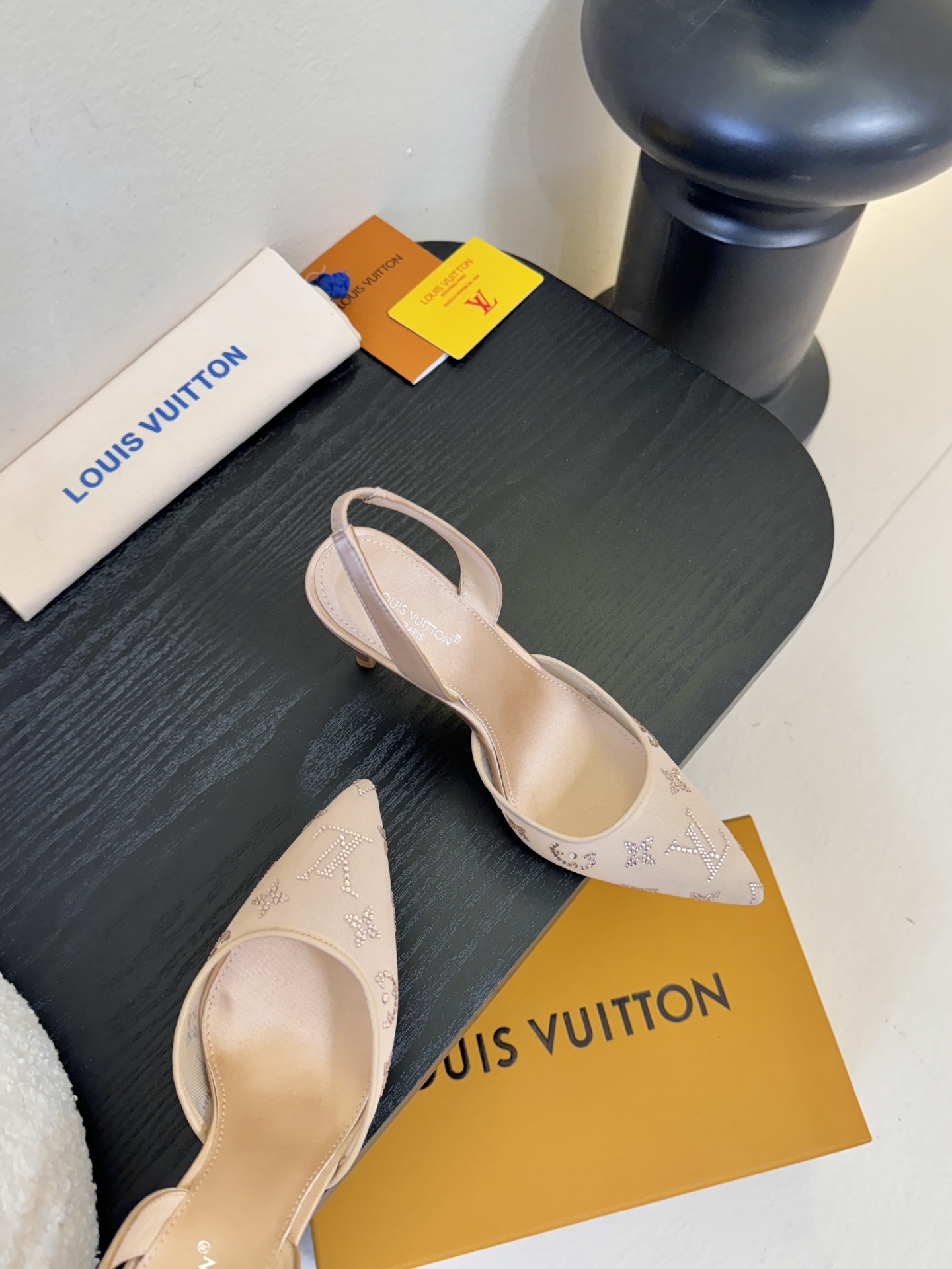 凉鞋 9.5cmLV驴牌26年新款 珍珠钻扣尖头高跟鞋缎面光泽➕满钻logo,被LV的绝美配色狠狠拿捏！