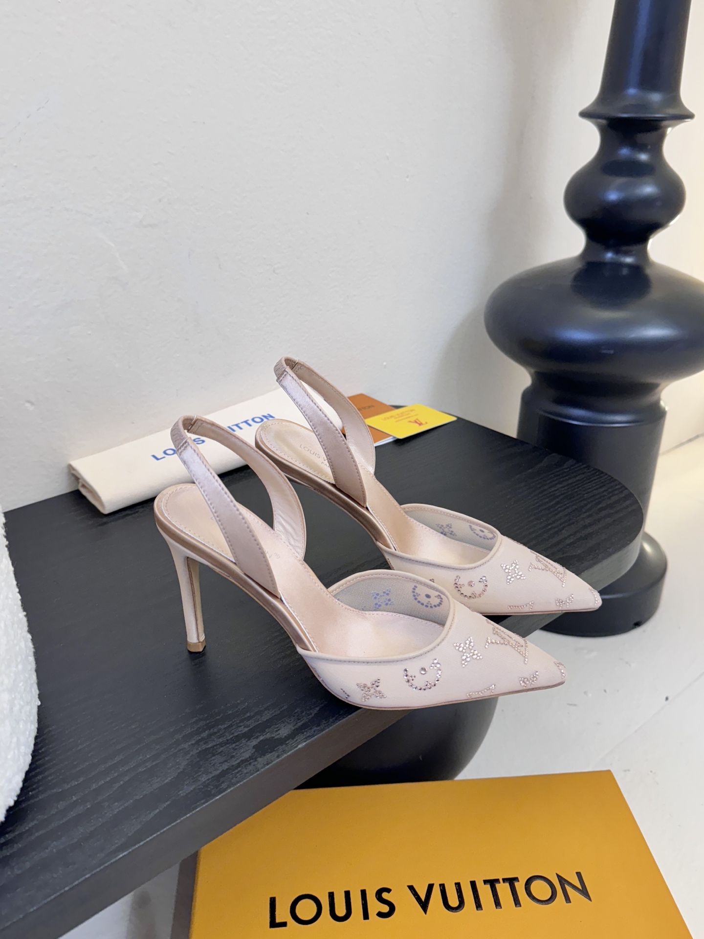 凉鞋 9.5cmLV驴牌26年新款 珍珠钻扣尖头高跟鞋缎面光泽➕满钻logo,被LV的绝美配色狠狠拿捏！