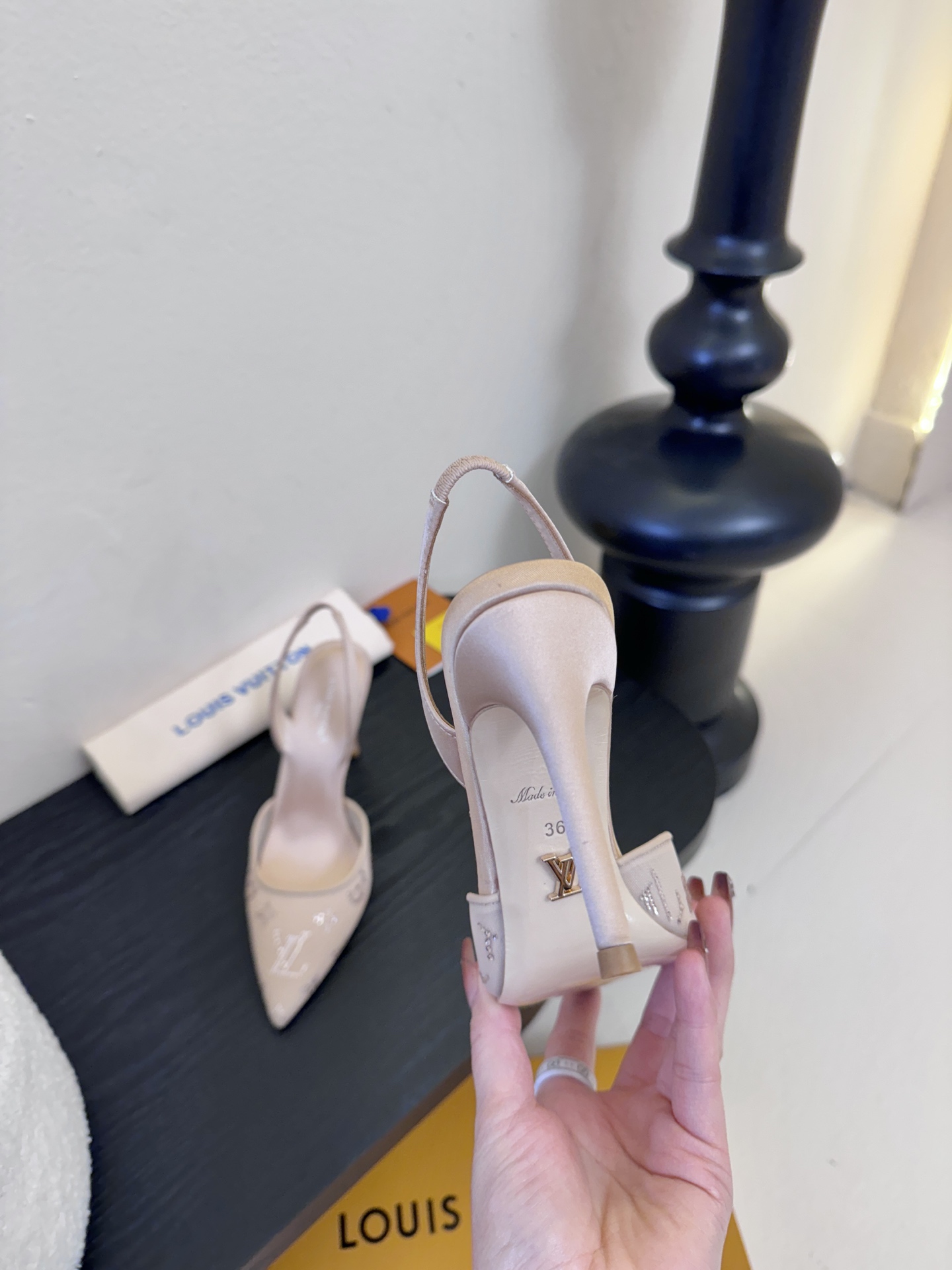凉鞋 9.5cmLV驴牌26年新款 珍珠钻扣尖头高跟鞋缎面光泽➕满钻logo,被LV的绝美配色狠狠拿捏！