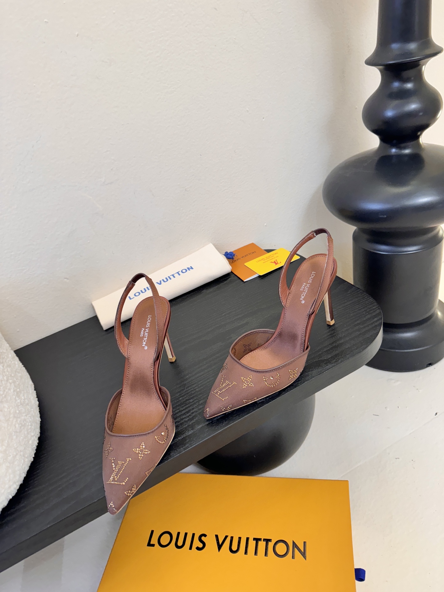 凉鞋 9.5cmLV驴牌26年新款 珍珠钻扣尖头高跟鞋缎面光泽➕满钻logo,被LV的绝美配色狠狠拿捏！