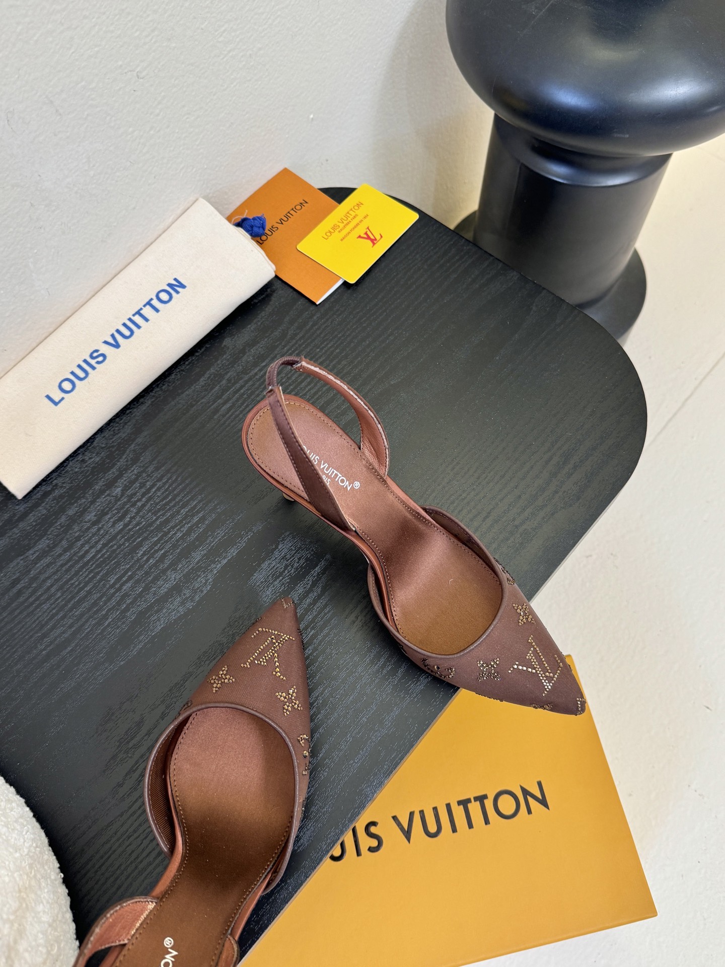凉鞋 9.5cmLV驴牌26年新款 珍珠钻扣尖头高跟鞋缎面光泽➕满钻logo,被LV的绝美配色狠狠拿捏！