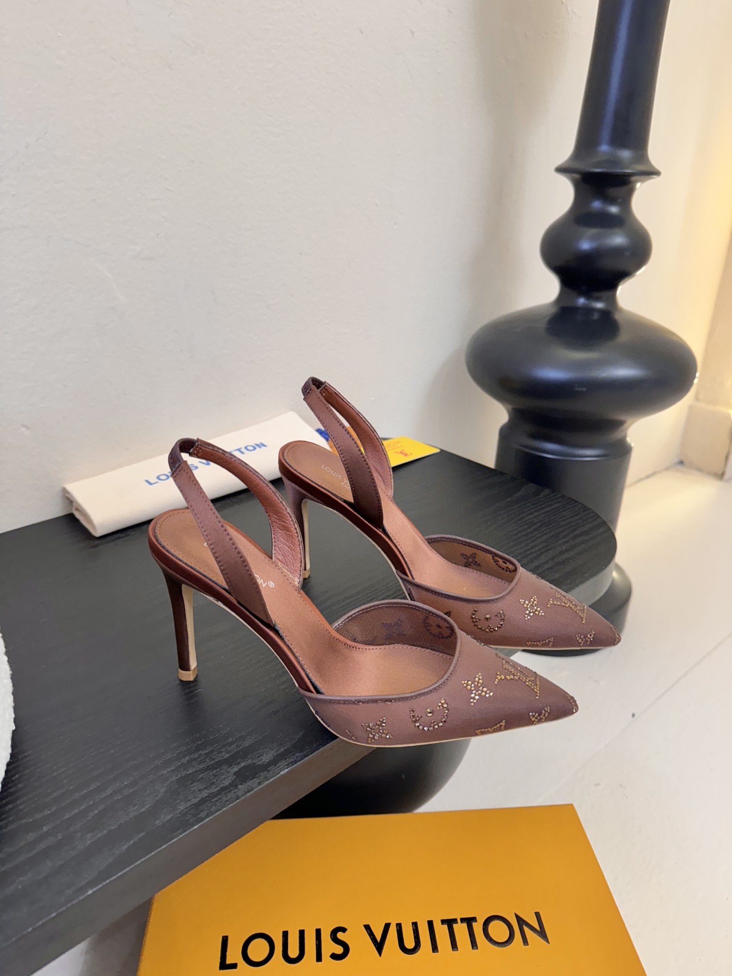 凉鞋 9.5cmLV驴牌26年新款 珍珠钻扣尖头高跟鞋缎面光泽➕满钻logo,被LV的绝美配色狠狠拿捏！