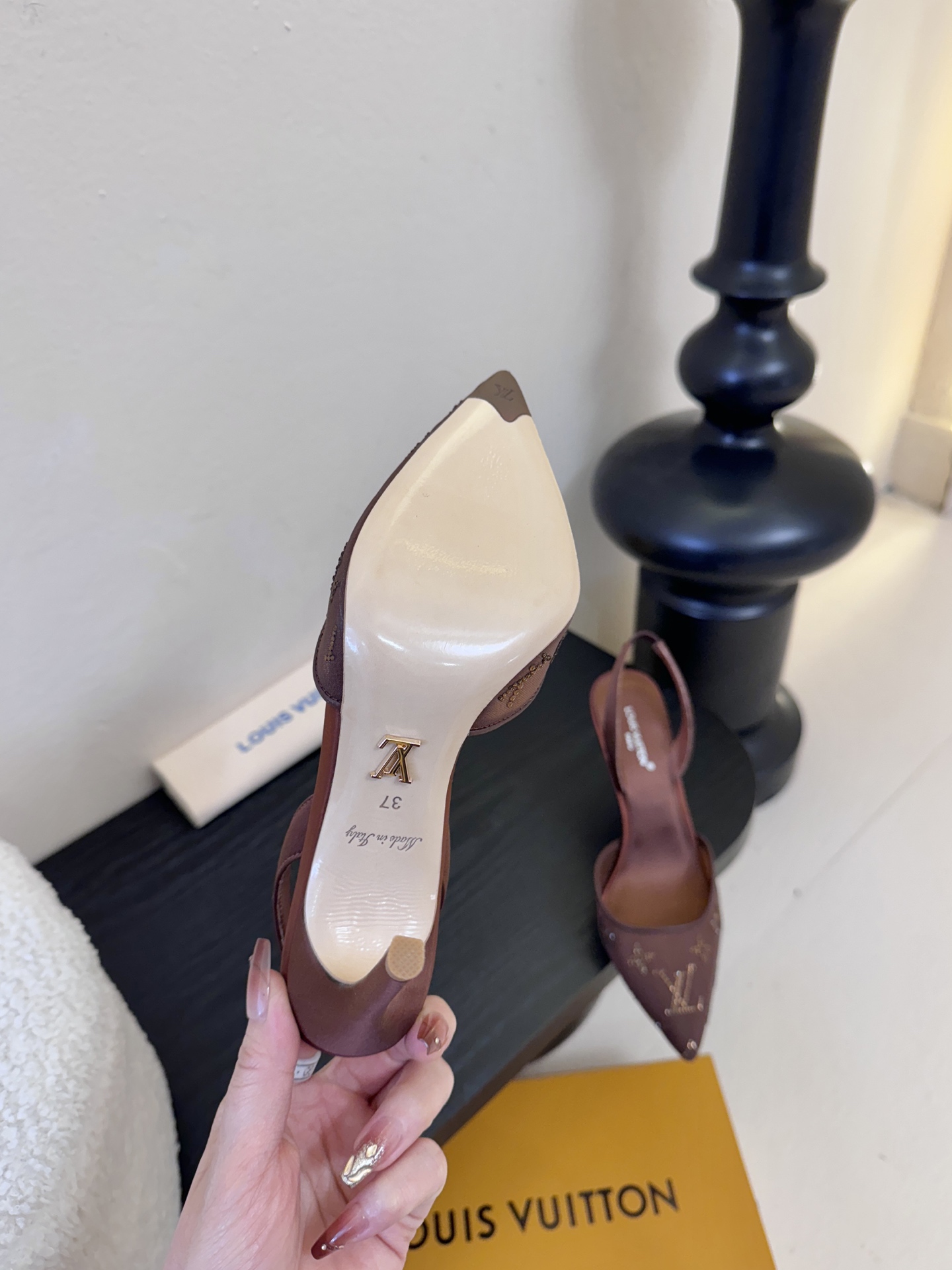 凉鞋 9.5cmLV驴牌26年新款 珍珠钻扣尖头高跟鞋缎面光泽➕满钻logo,被LV的绝美配色狠狠拿捏！