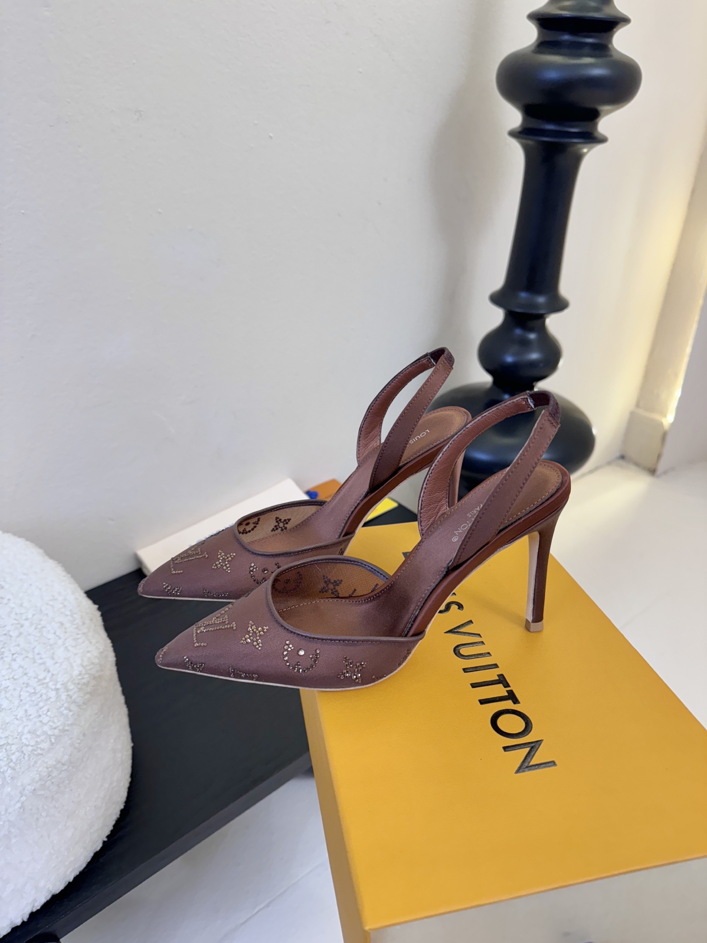 凉鞋 9.5cmLV驴牌26年新款 珍珠钻扣尖头高跟鞋缎面光泽➕满钻logo,被LV的绝美配色狠狠拿捏！