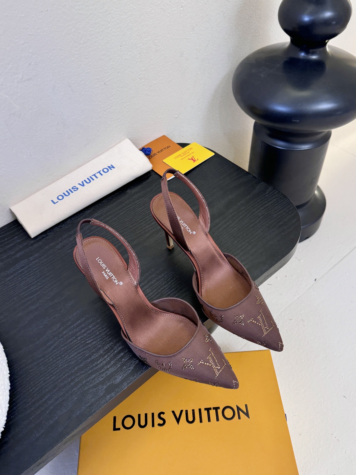 凉鞋 9.5cmLV驴牌26年新款 珍珠钻扣尖头高跟鞋缎面光泽➕满钻logo,被LV的绝美配色狠狠拿捏！