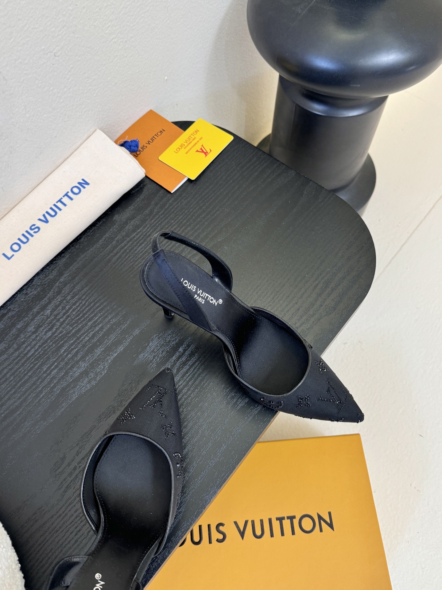 凉鞋 9.5cmLV驴牌26年新款 珍珠钻扣尖头高跟鞋缎面光泽➕满钻logo,被LV的绝美配色狠狠拿捏！