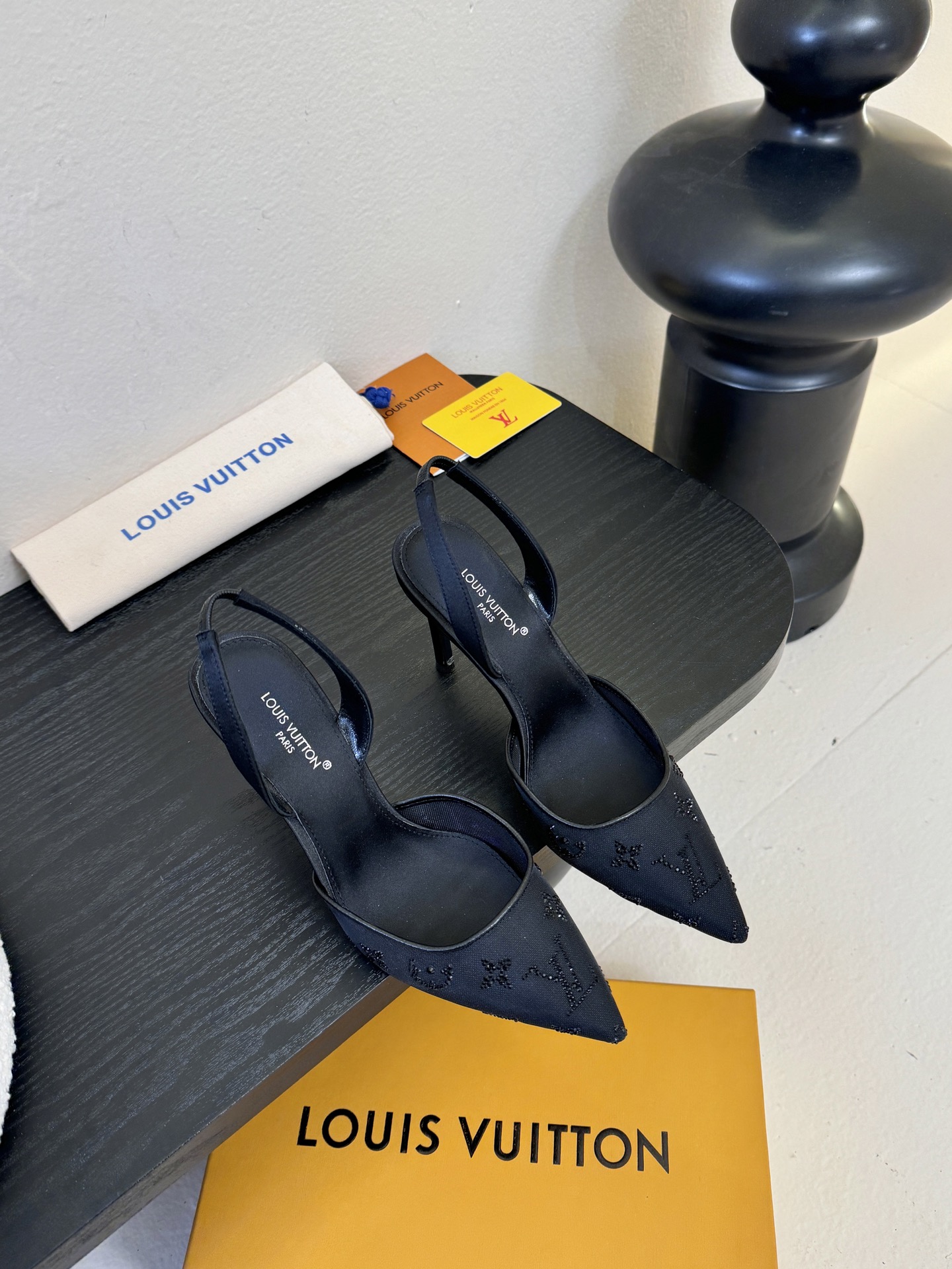 凉鞋 9.5cmLV驴牌26年新款 珍珠钻扣尖头高跟鞋缎面光泽➕满钻logo,被LV的绝美配色狠狠拿捏！