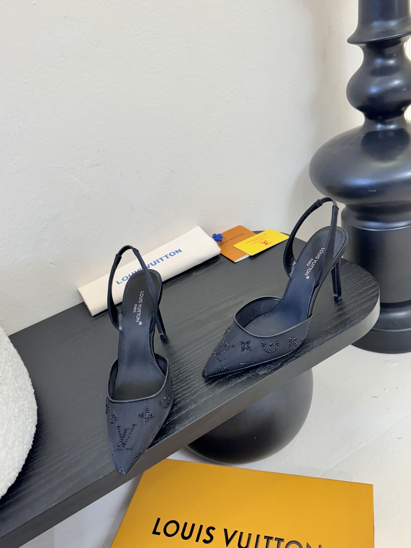 凉鞋 9.5cmLV驴牌26年新款 珍珠钻扣尖头高跟鞋缎面光泽➕满钻logo,被LV的绝美配色狠狠拿捏！