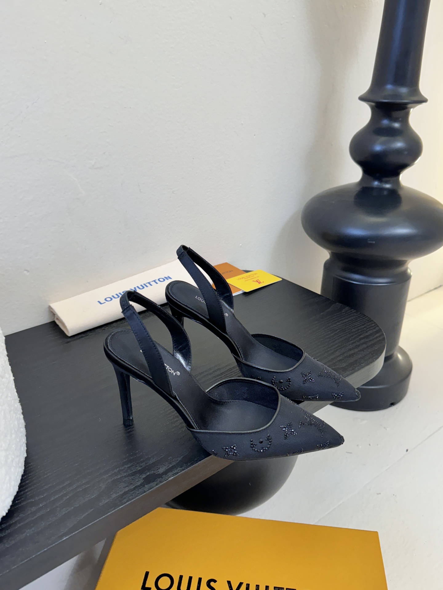 凉鞋 9.5cmLV驴牌26年新款 珍珠钻扣尖头高跟鞋缎面光泽➕满钻logo,被LV的绝美配色狠狠拿捏！