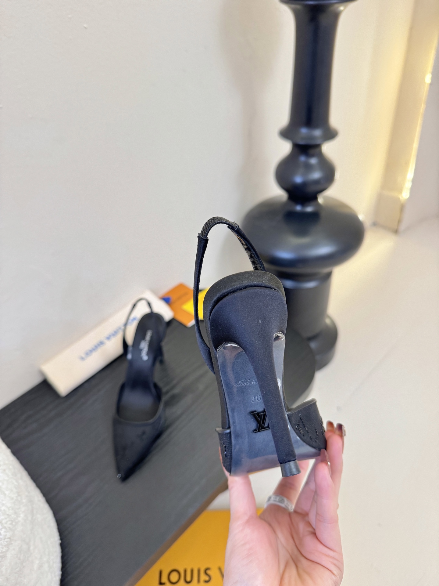 凉鞋 9.5cmLV驴牌26年新款 珍珠钻扣尖头高跟鞋缎面光泽➕满钻logo,被LV的绝美配色狠狠拿捏！