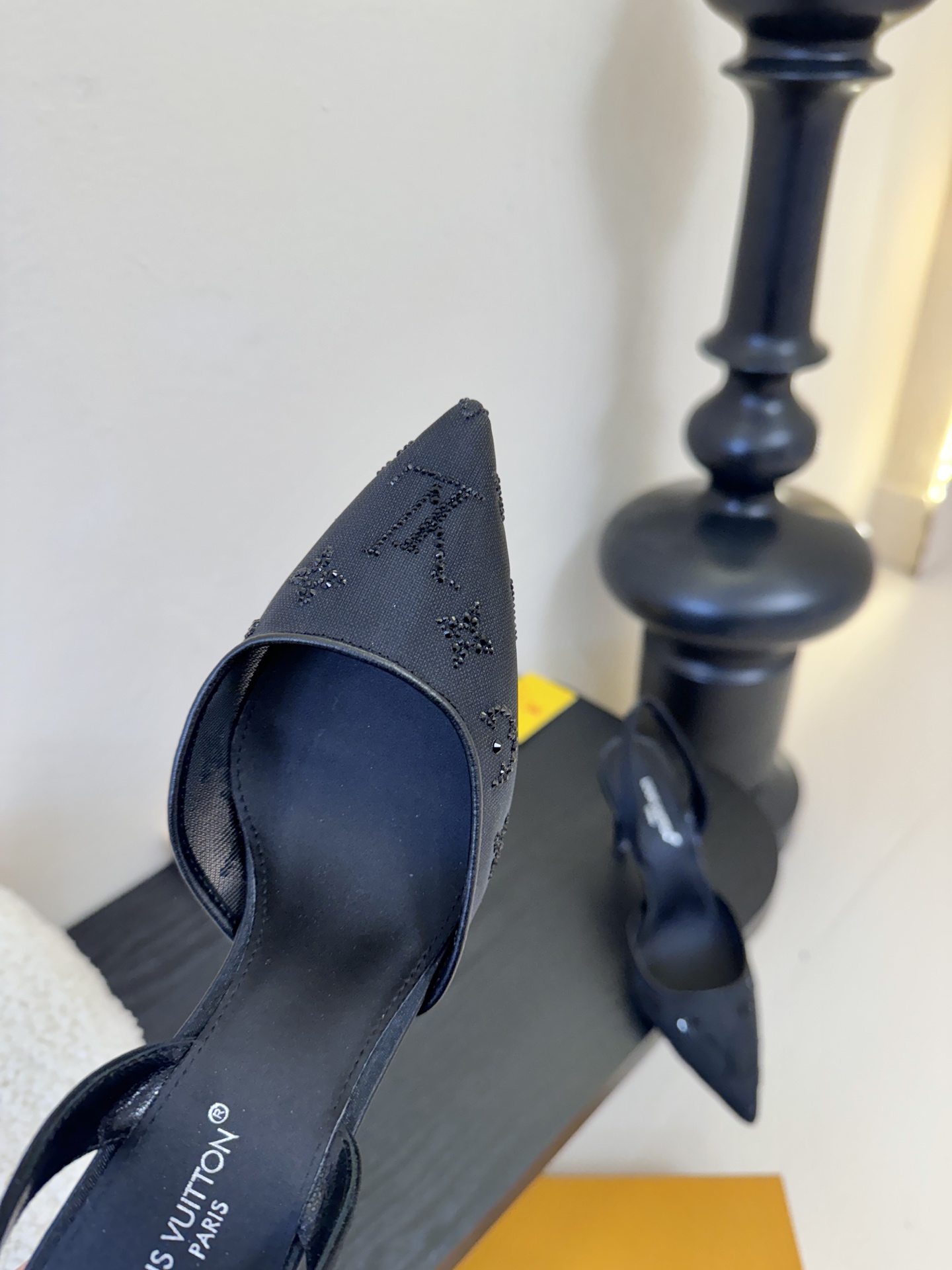 凉鞋 9.5cmLV驴牌26年新款 珍珠钻扣尖头高跟鞋缎面光泽➕满钻logo,被LV的绝美配色狠狠拿捏！