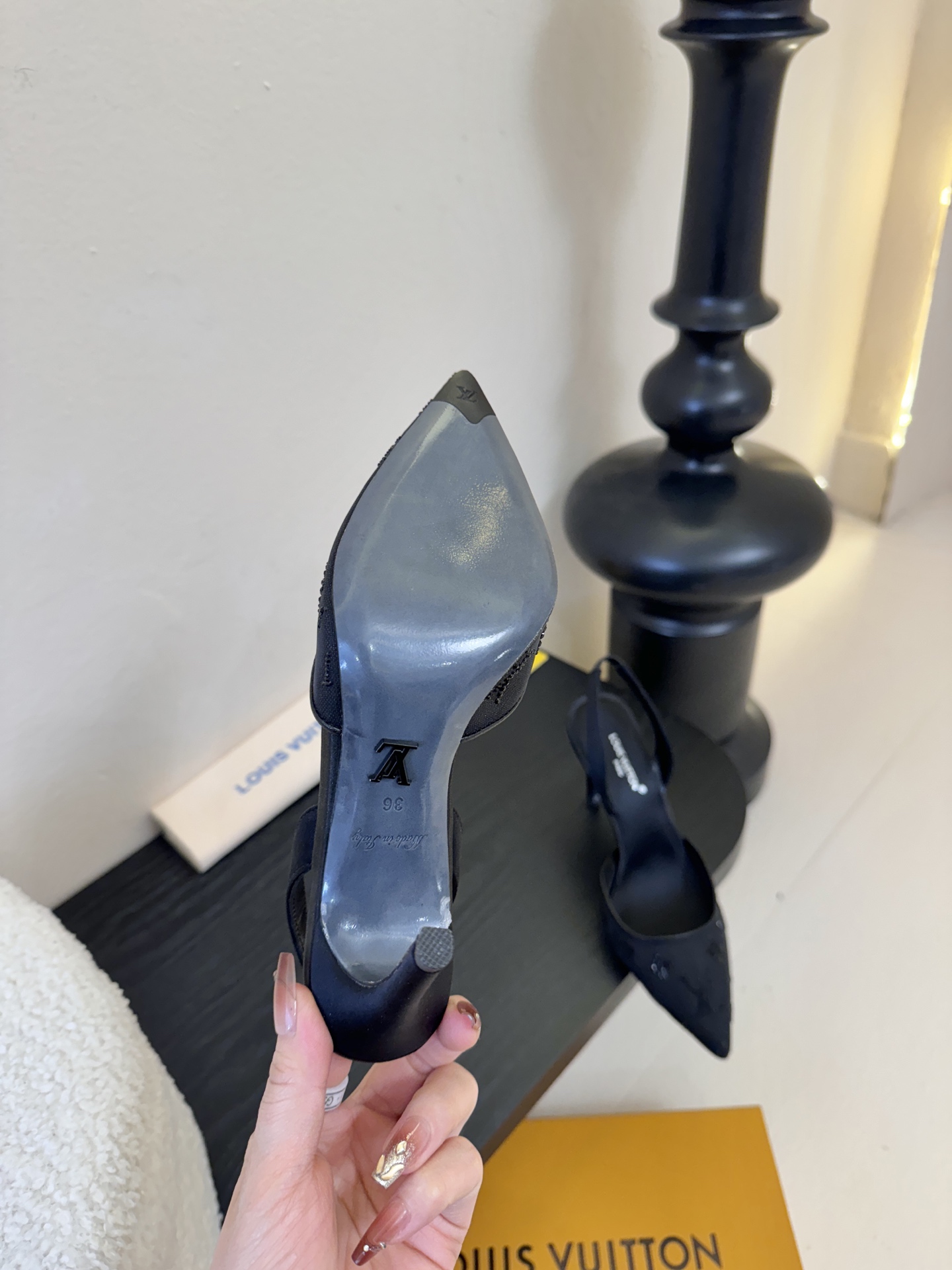 凉鞋 9.5cmLV驴牌26年新款 珍珠钻扣尖头高跟鞋缎面光泽➕满钻logo,被LV的绝美配色狠狠拿捏！