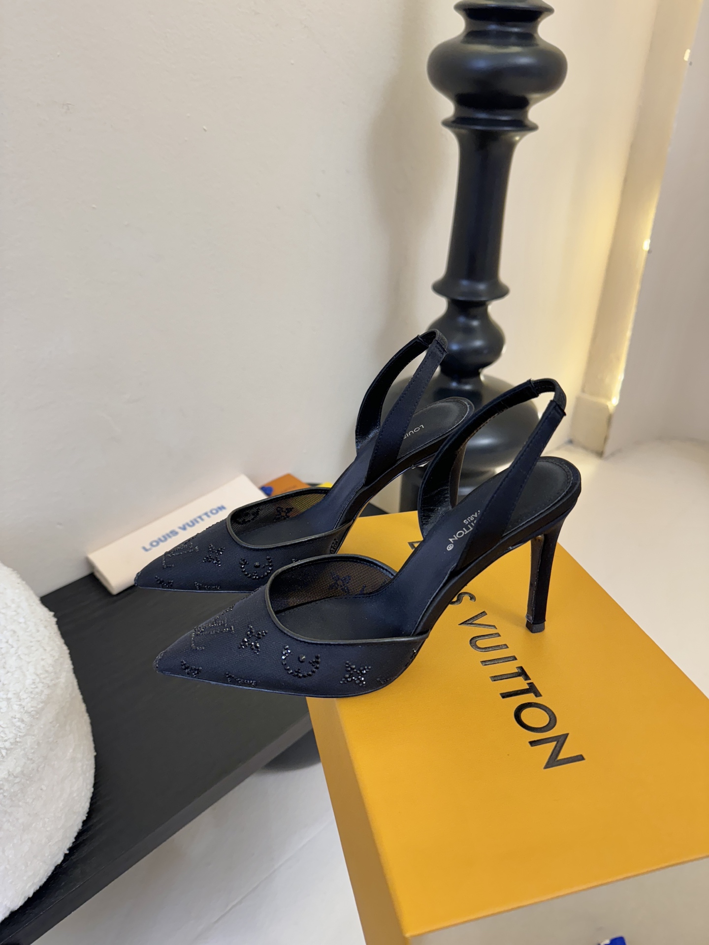 凉鞋 9.5cmLV驴牌26年新款 珍珠钻扣尖头高跟鞋缎面光泽➕满钻logo,被LV的绝美配色狠狠拿捏！