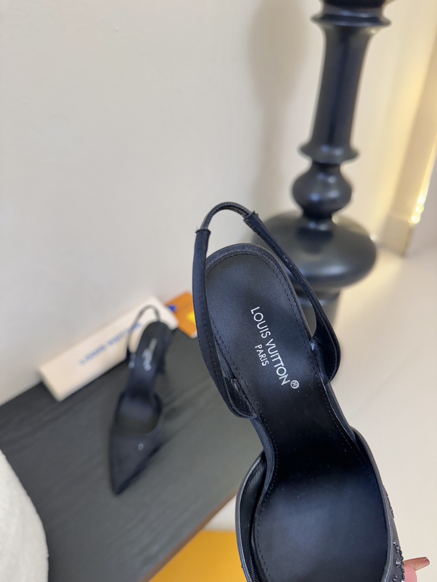 凉鞋 9.5cmLV驴牌26年新款 珍珠钻扣尖头高跟鞋缎面光泽➕满钻logo,被LV的绝美配色狠狠拿捏！