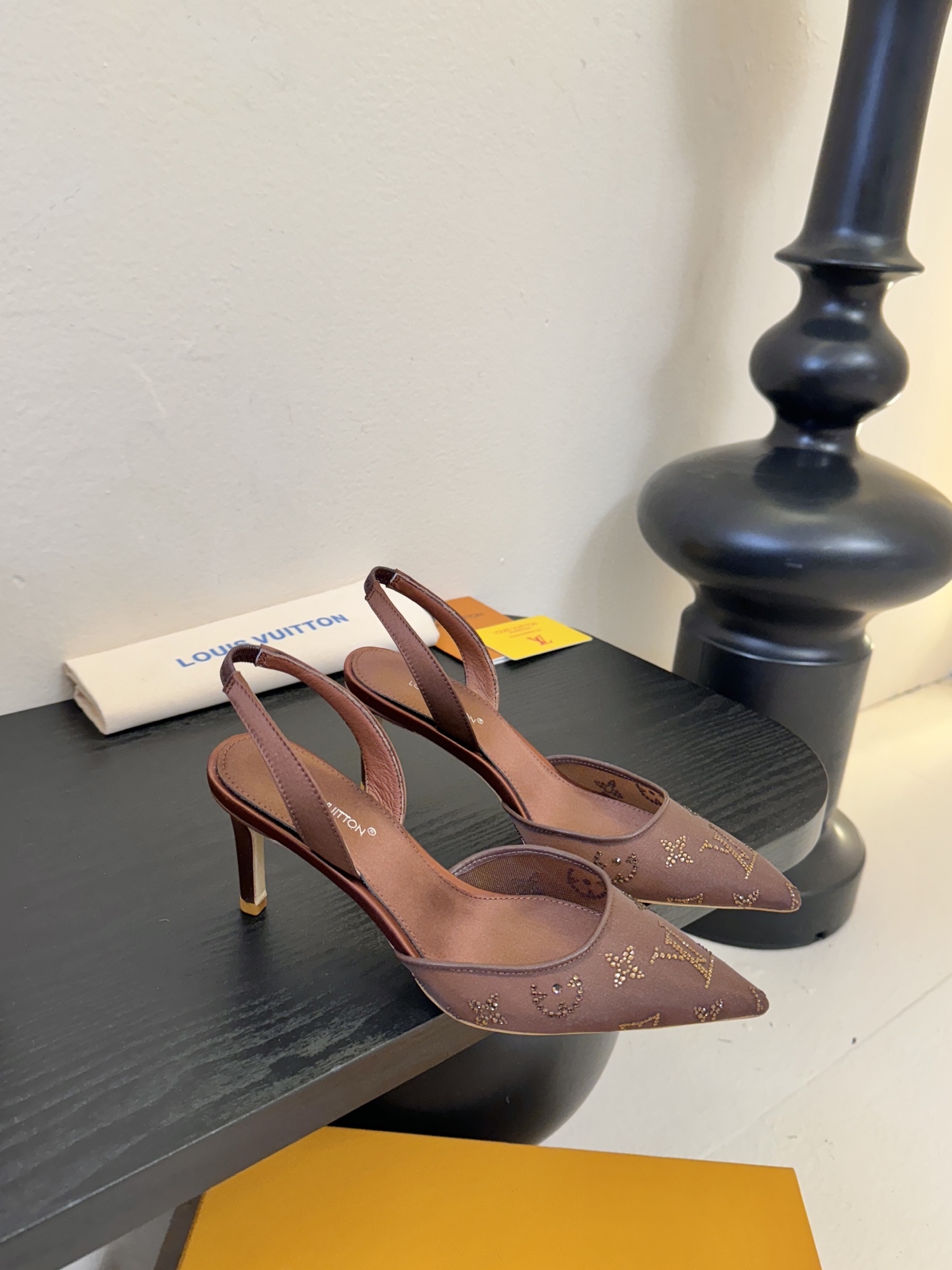 凉鞋 7.5cmLV驴牌26年新款 珍珠钻扣尖头高跟鞋缎面光泽➕满钻logo,被LV的绝美配色狠狠拿捏！