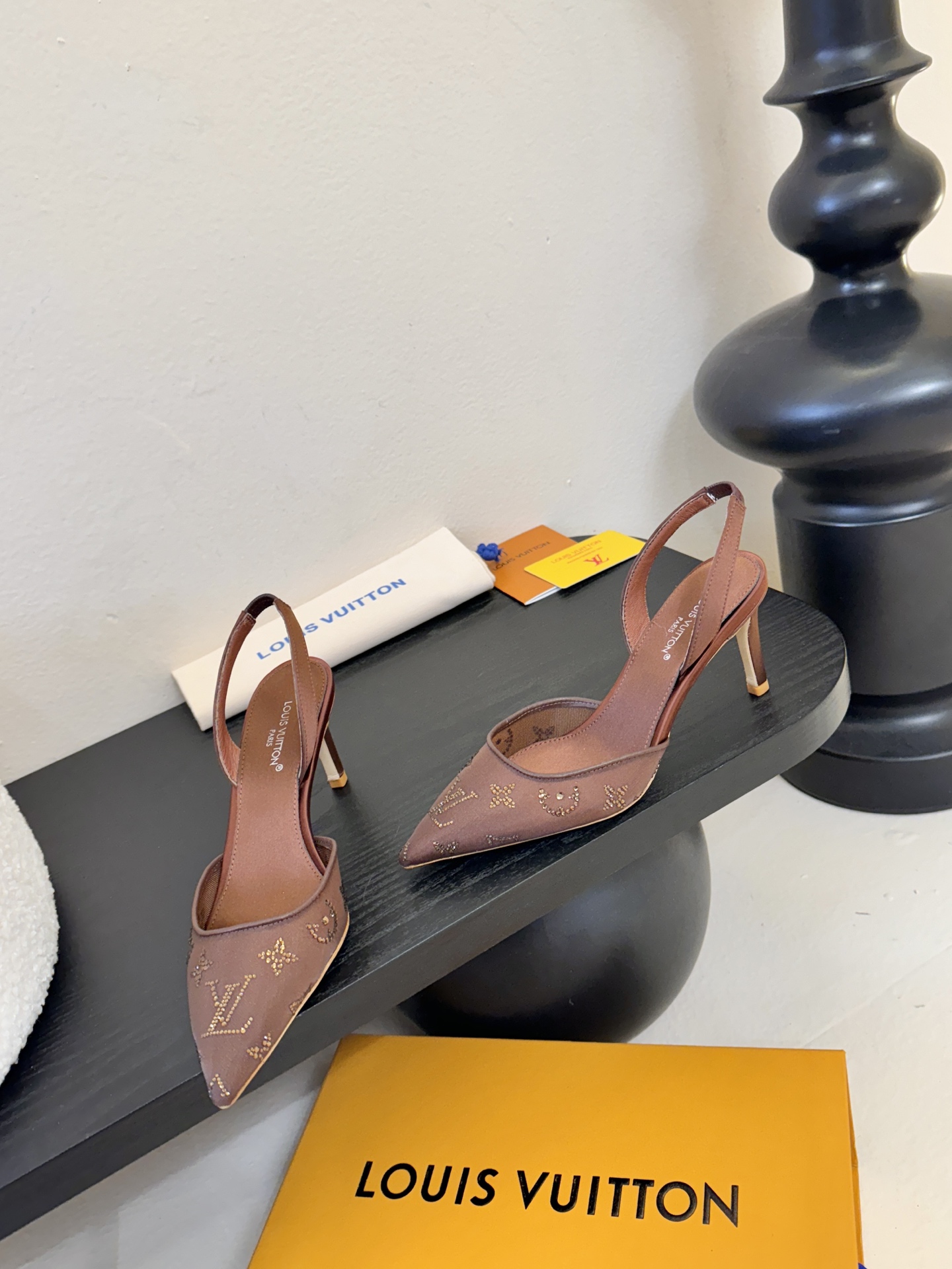 凉鞋 7.5cmLV驴牌26年新款 珍珠钻扣尖头高跟鞋缎面光泽➕满钻logo,被LV的绝美配色狠狠拿捏！