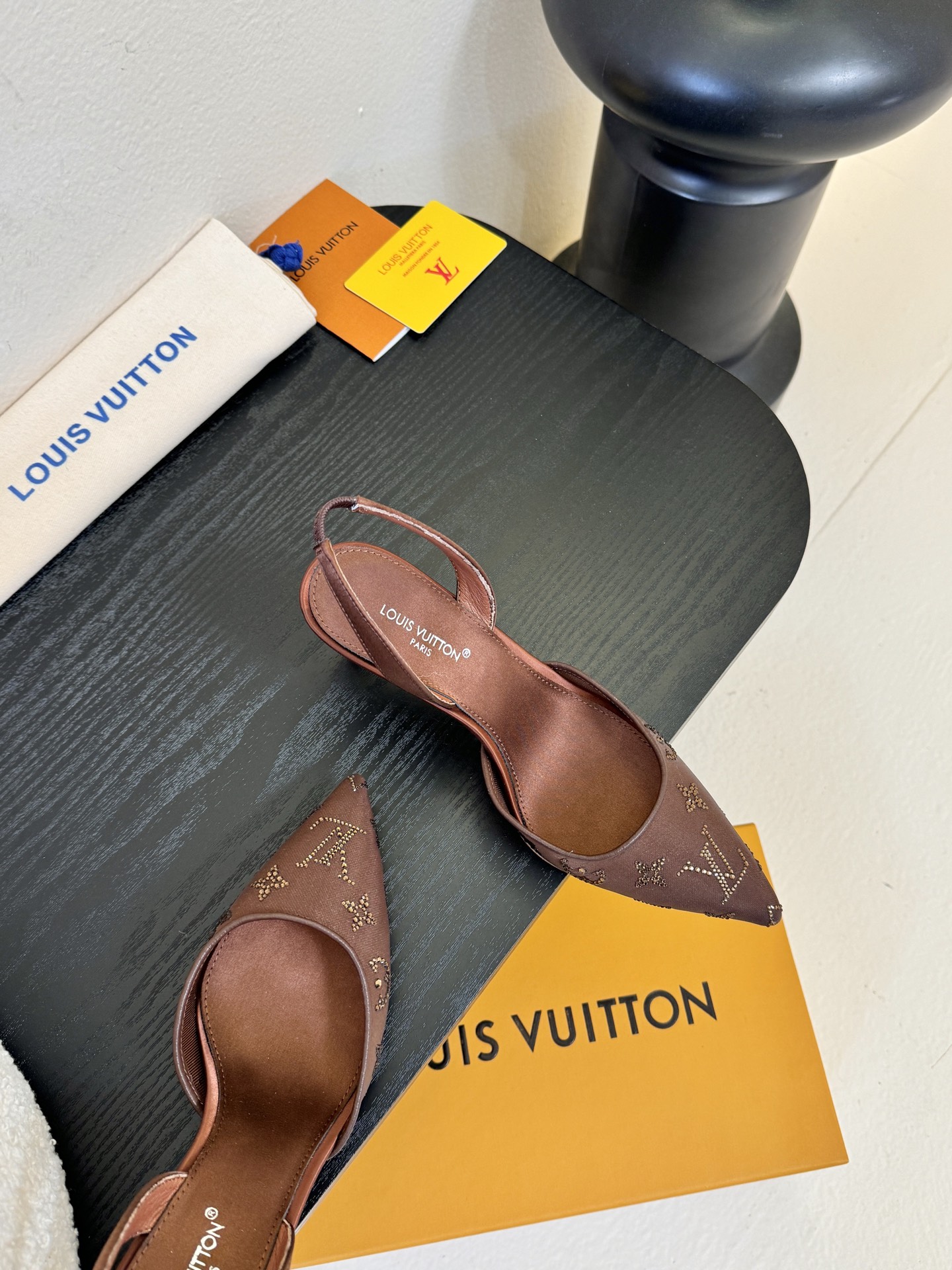 凉鞋 7.5cmLV驴牌26年新款 珍珠钻扣尖头高跟鞋缎面光泽➕满钻logo,被LV的绝美配色狠狠拿捏！