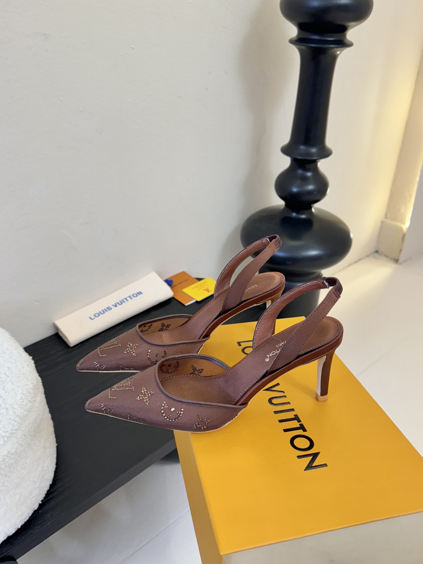凉鞋 7.5cmLV驴牌26年新款 珍珠钻扣尖头高跟鞋缎面光泽➕满钻logo,被LV的绝美配色狠狠拿捏！