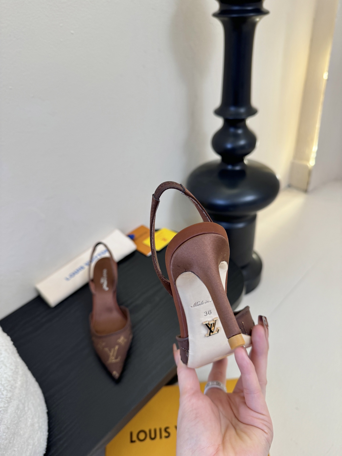 凉鞋 7.5cmLV驴牌26年新款 珍珠钻扣尖头高跟鞋缎面光泽➕满钻logo,被LV的绝美配色狠狠拿捏！