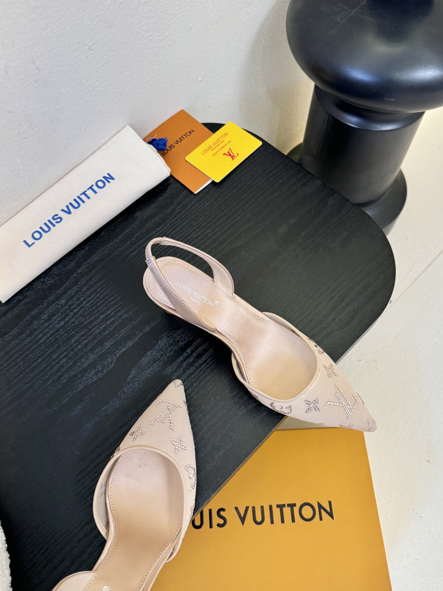 凉鞋 7.5cmLV驴牌26年新款 珍珠钻扣尖头高跟鞋缎面光泽➕满钻logo,被LV的绝美配色狠狠拿捏！