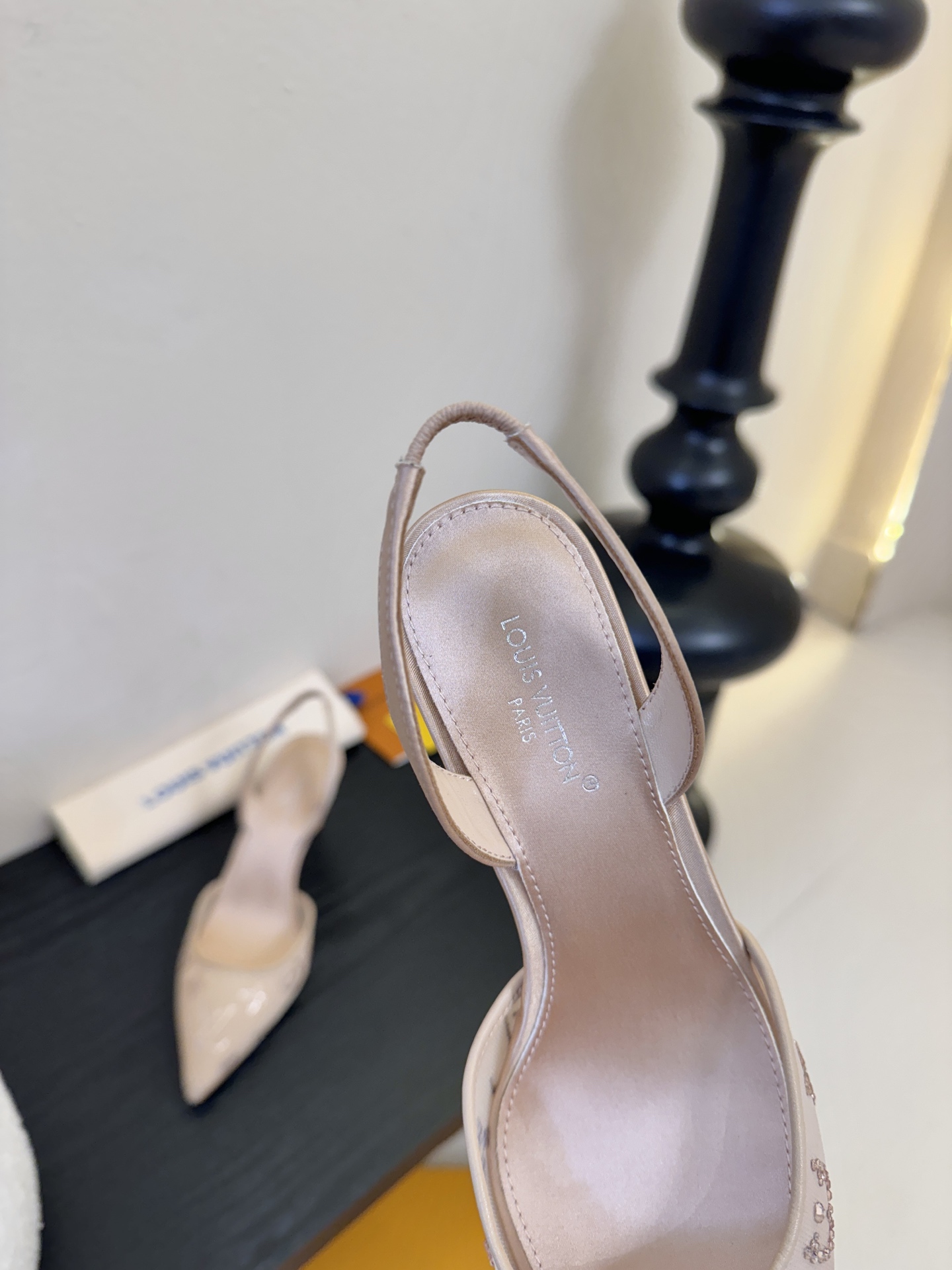 凉鞋 7.5cmLV驴牌26年新款 珍珠钻扣尖头高跟鞋缎面光泽➕满钻logo,被LV的绝美配色狠狠拿捏！