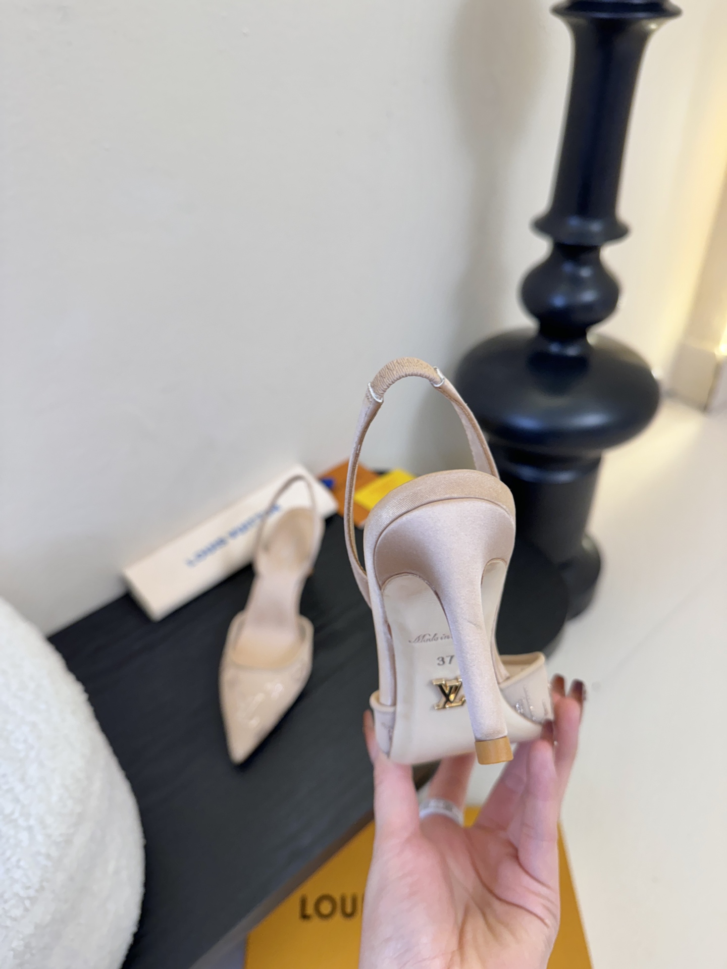 凉鞋 7.5cmLV驴牌26年新款 珍珠钻扣尖头高跟鞋缎面光泽➕满钻logo,被LV的绝美配色狠狠拿捏！