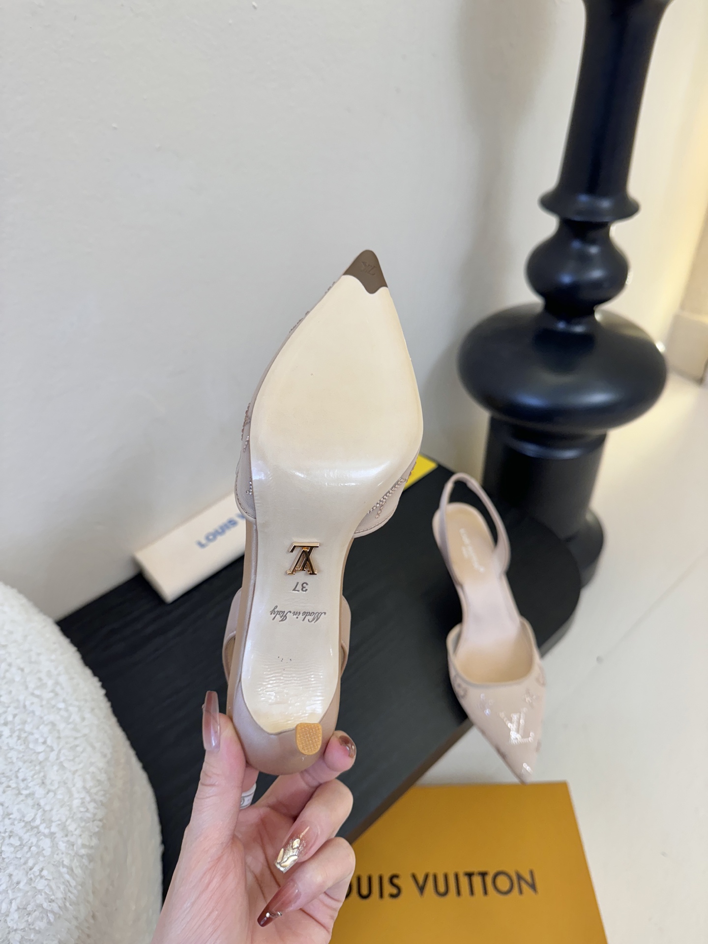 凉鞋 7.5cmLV驴牌26年新款 珍珠钻扣尖头高跟鞋缎面光泽➕满钻logo,被LV的绝美配色狠狠拿捏！