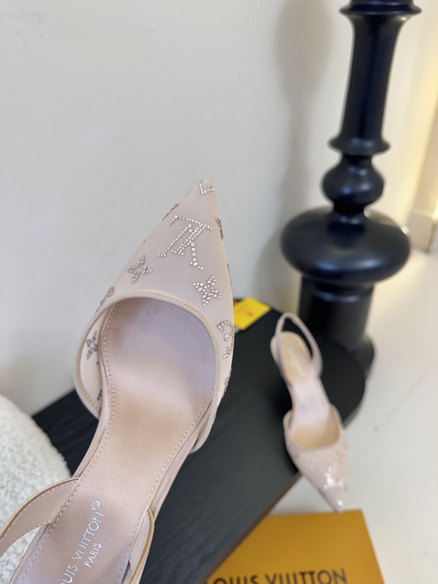 凉鞋 7.5cmLV驴牌26年新款 珍珠钻扣尖头高跟鞋缎面光泽➕满钻logo,被LV的绝美配色狠狠拿捏！