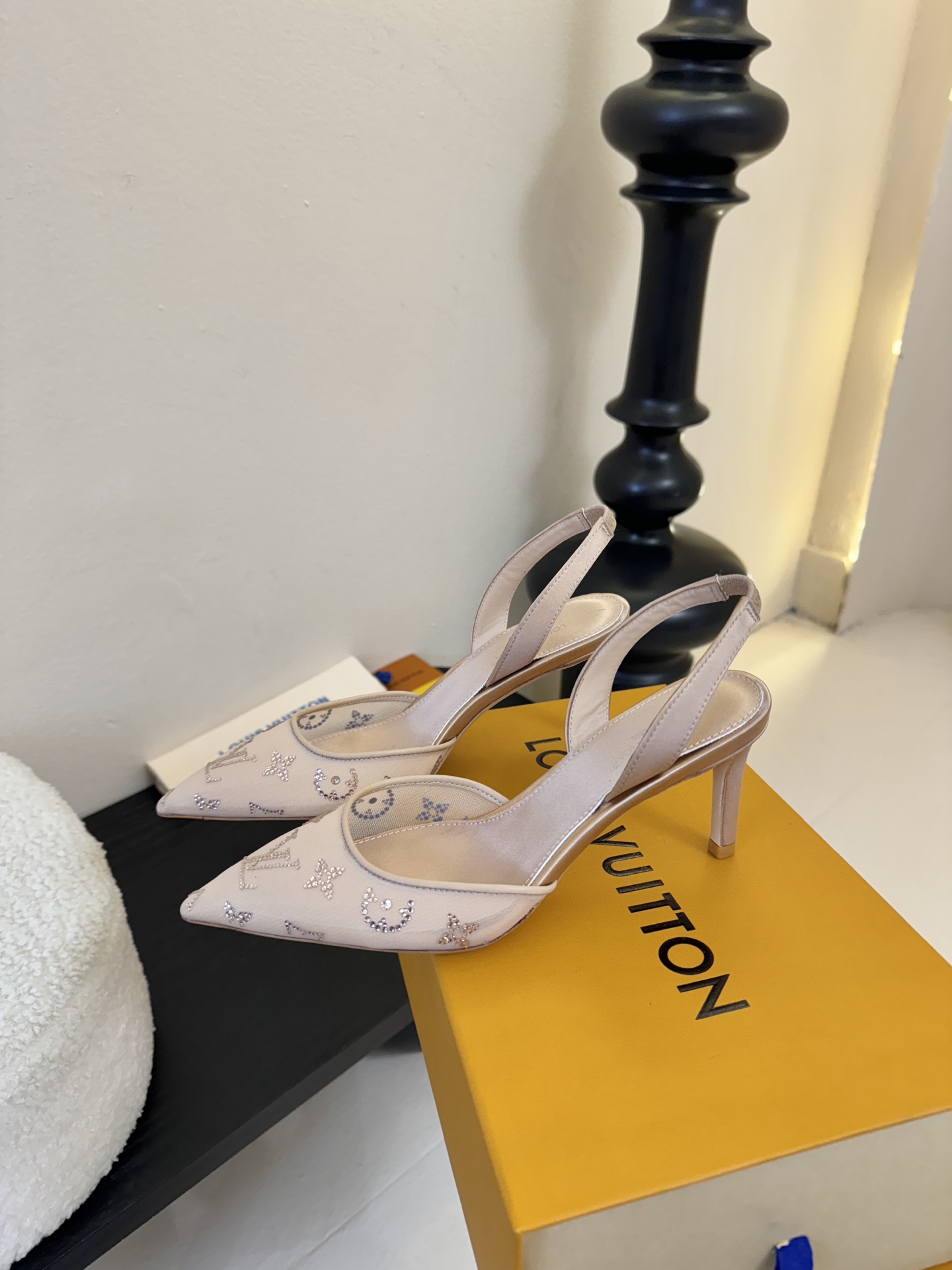 凉鞋 7.5cmLV驴牌26年新款 珍珠钻扣尖头高跟鞋缎面光泽➕满钻logo,被LV的绝美配色狠狠拿捏！